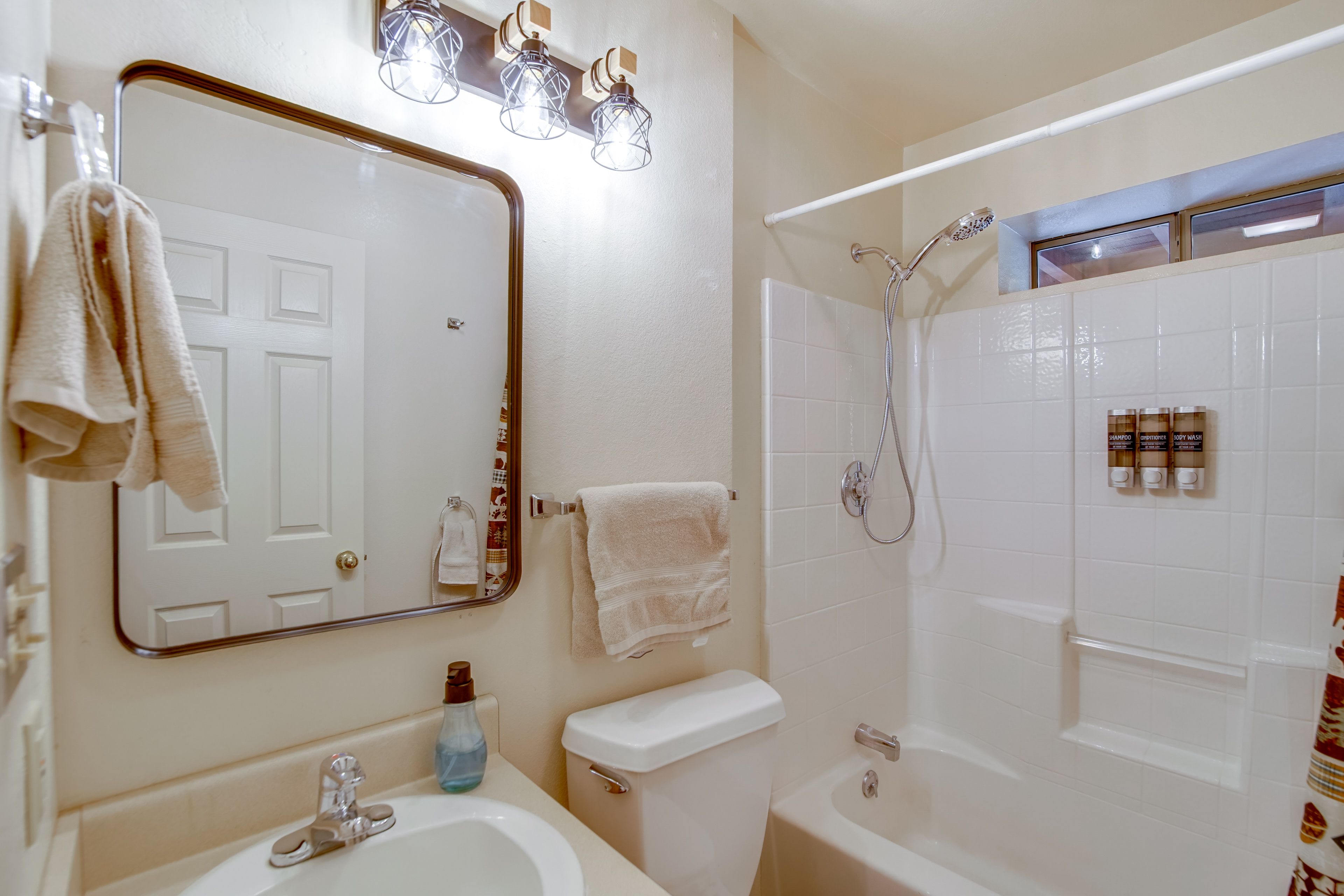 Full Bathroom | Lower Level | Complimentary Toiletries | Hair Dryer