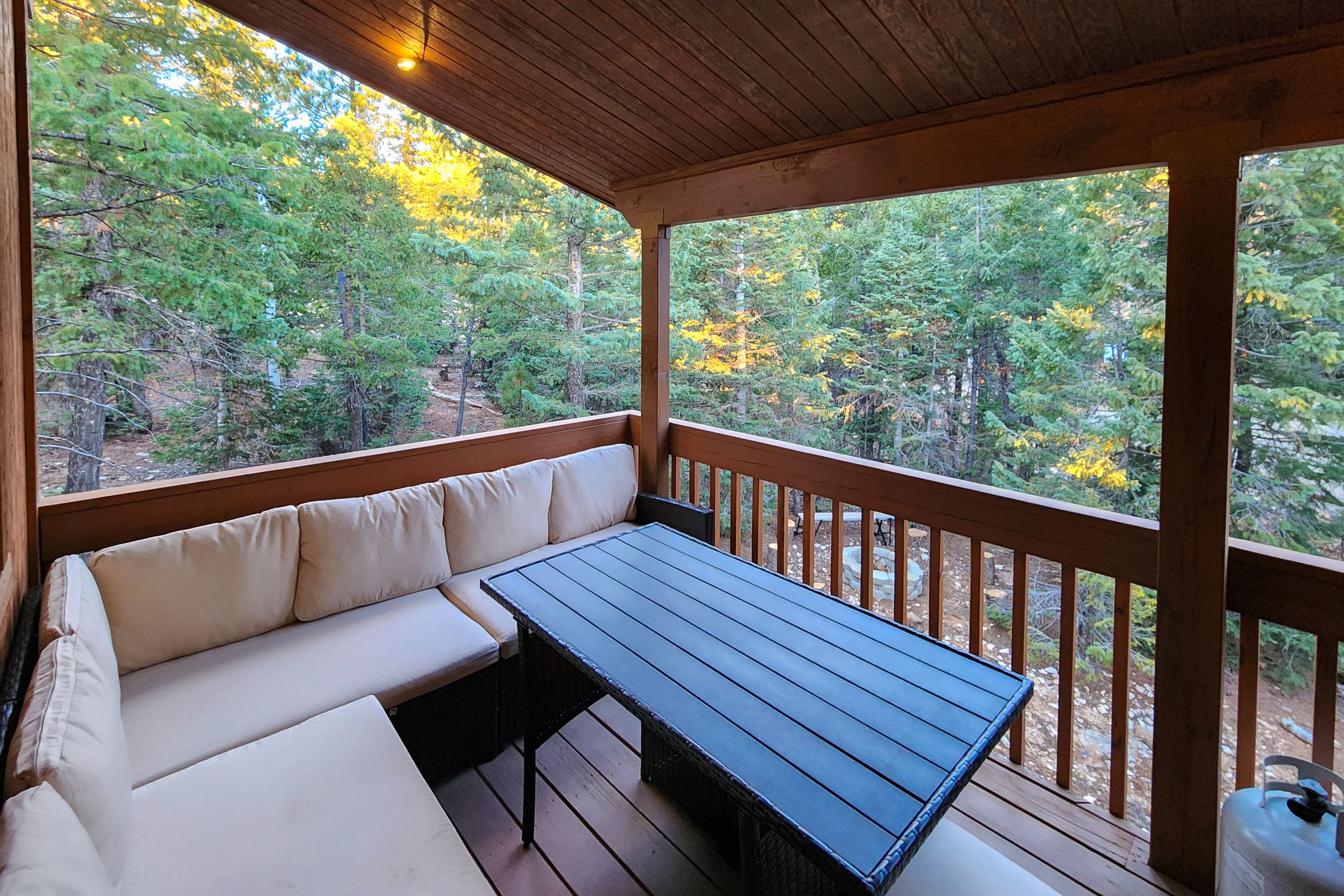 Furnished Deck | 8 Mi to Navajo Lake