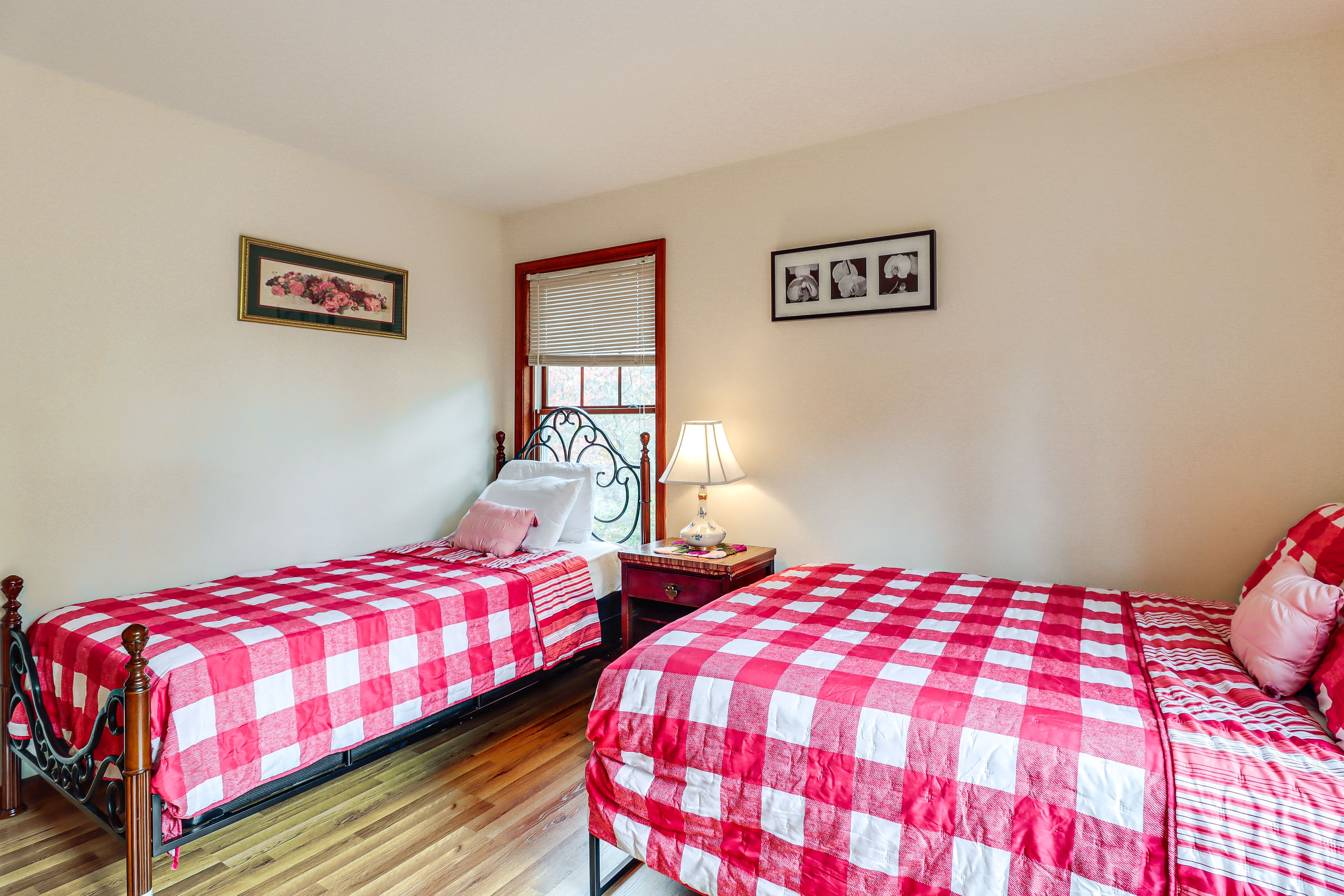 Bedroom 2 | Full Bed | Twin Bed | Smart TV | Upper Level