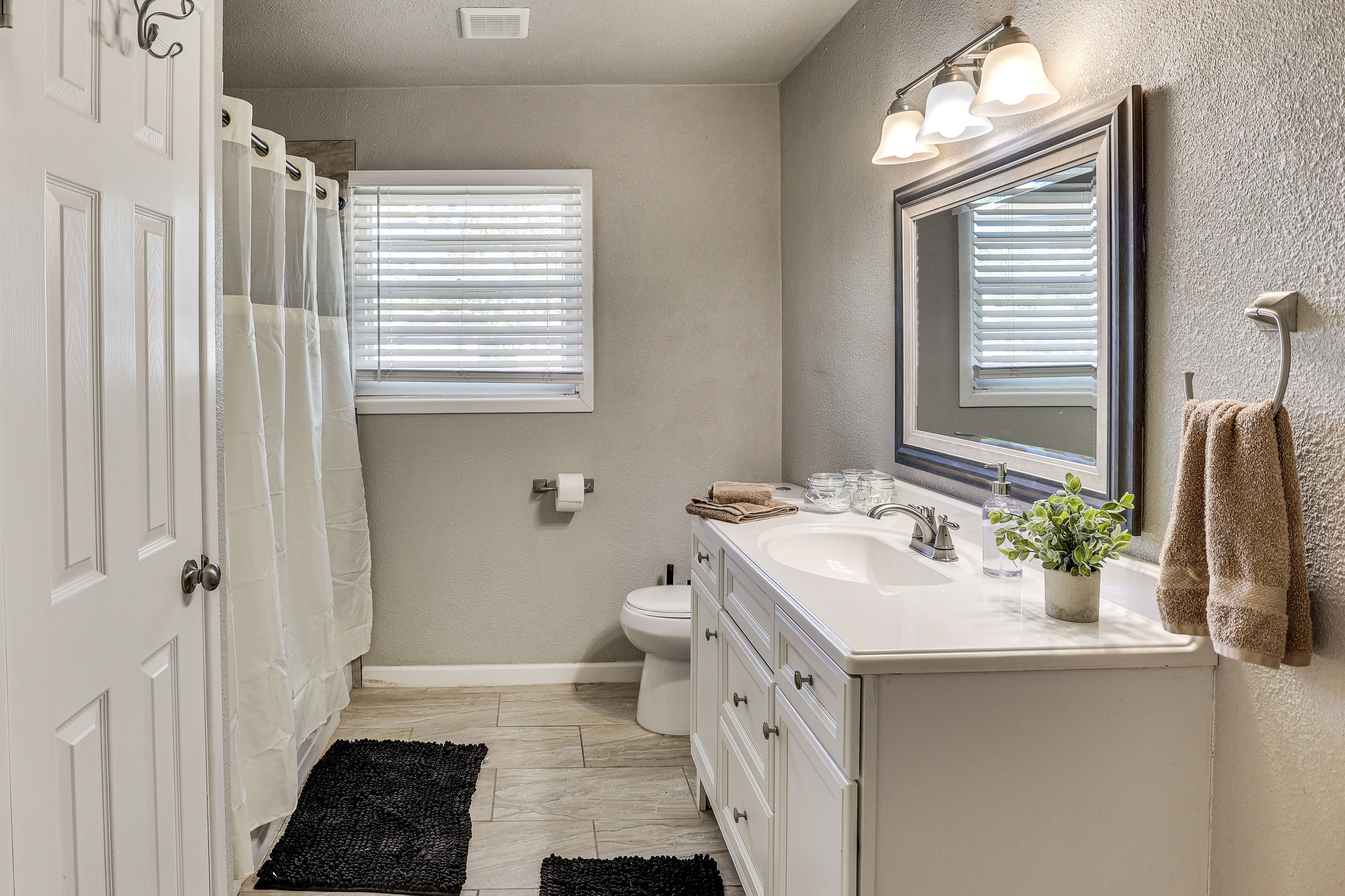 Full Bathroom | Towels Provided