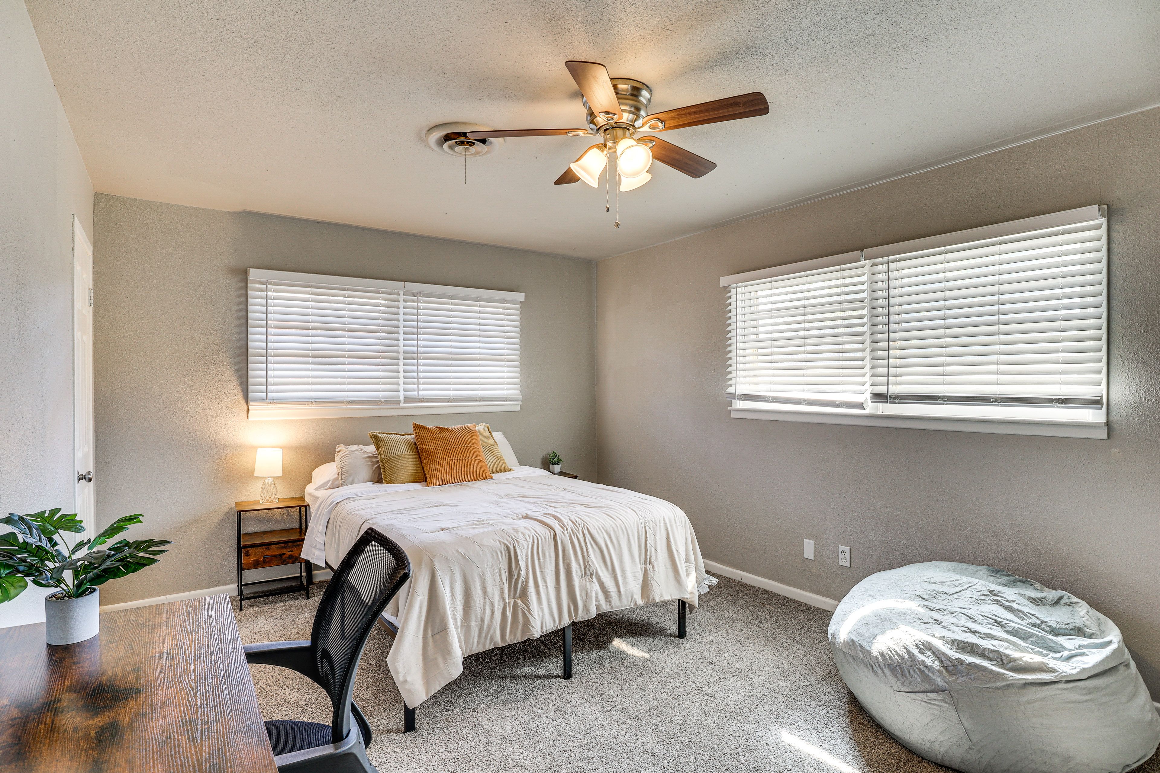 Bedroom 2 | Queen Bed | Desk | Smart TV