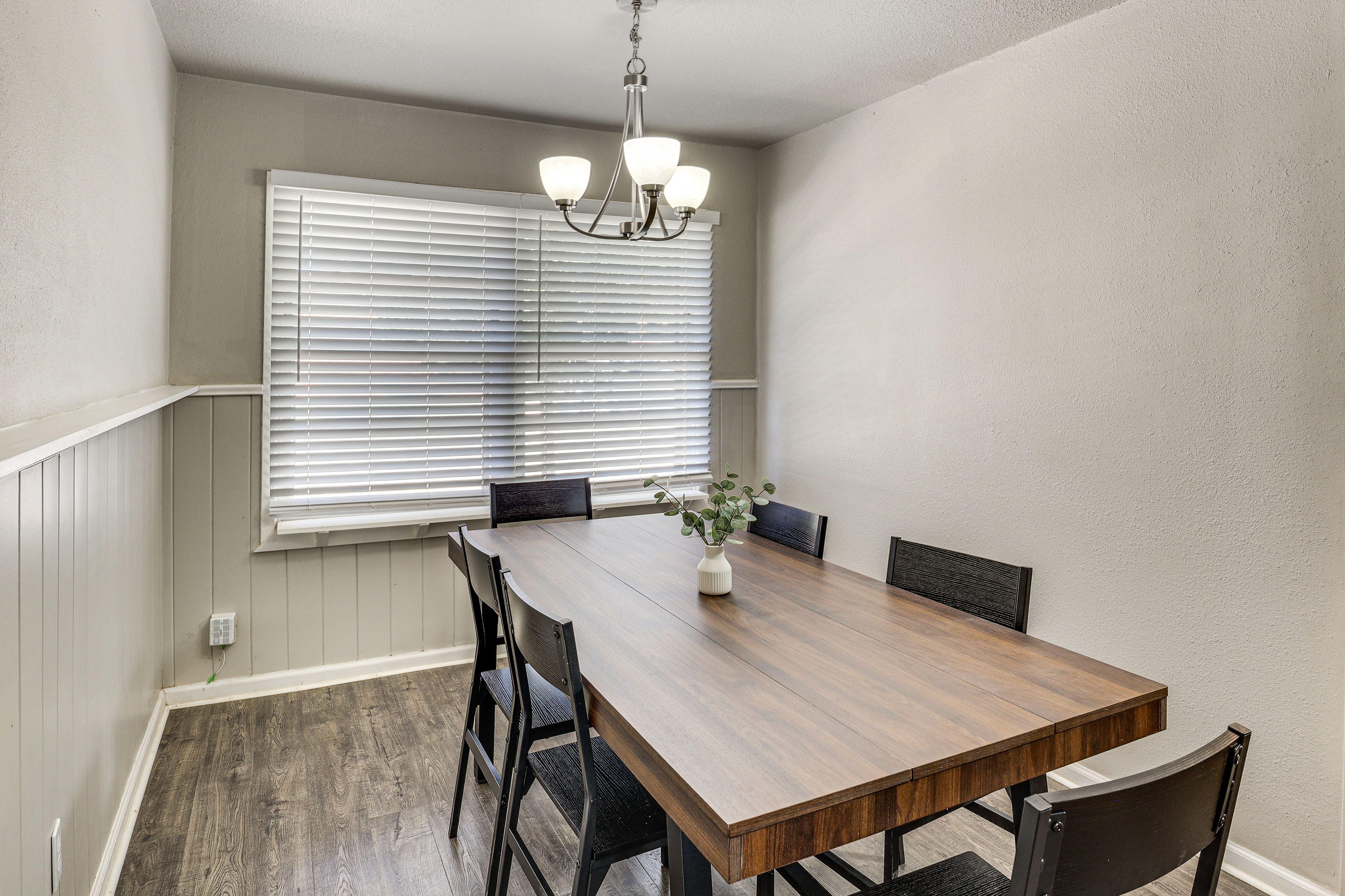 Dining Area | Dishware/Flatware