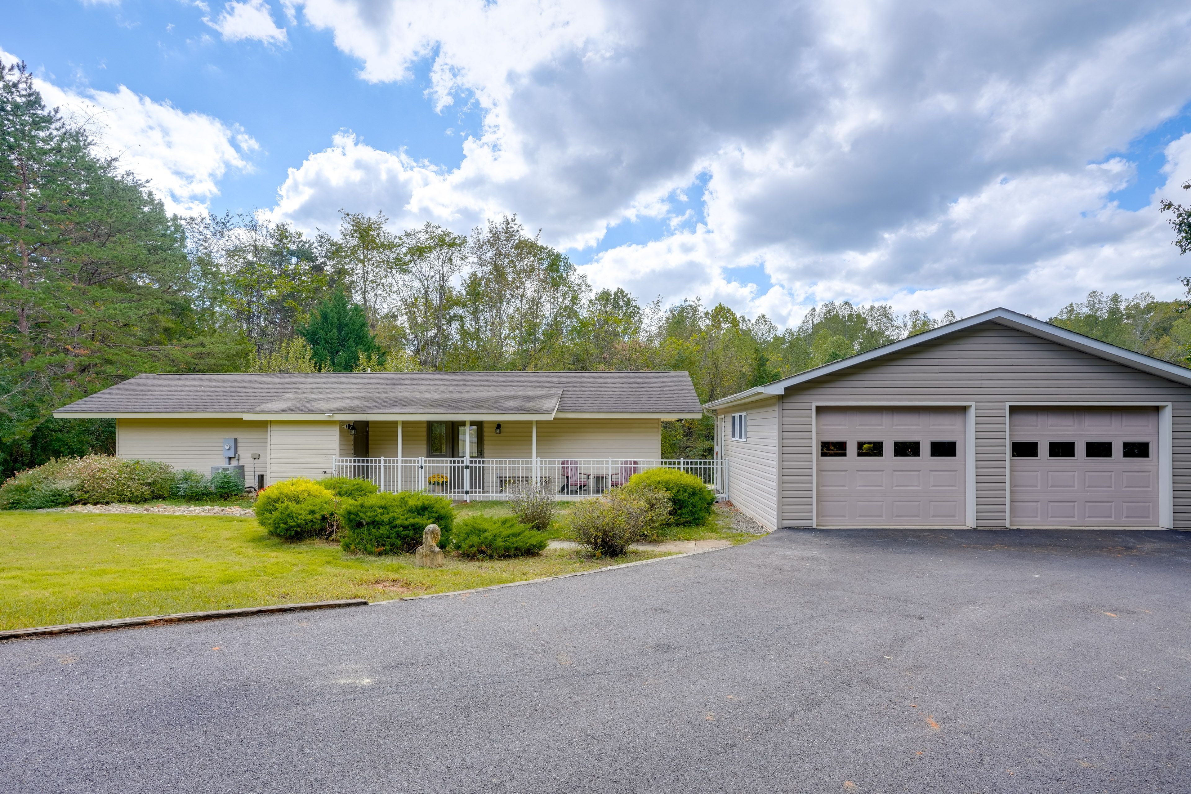 Ruckersville Vacation Rental | 2BR | 1BA | 875 Sq Ft | Step-Free Access