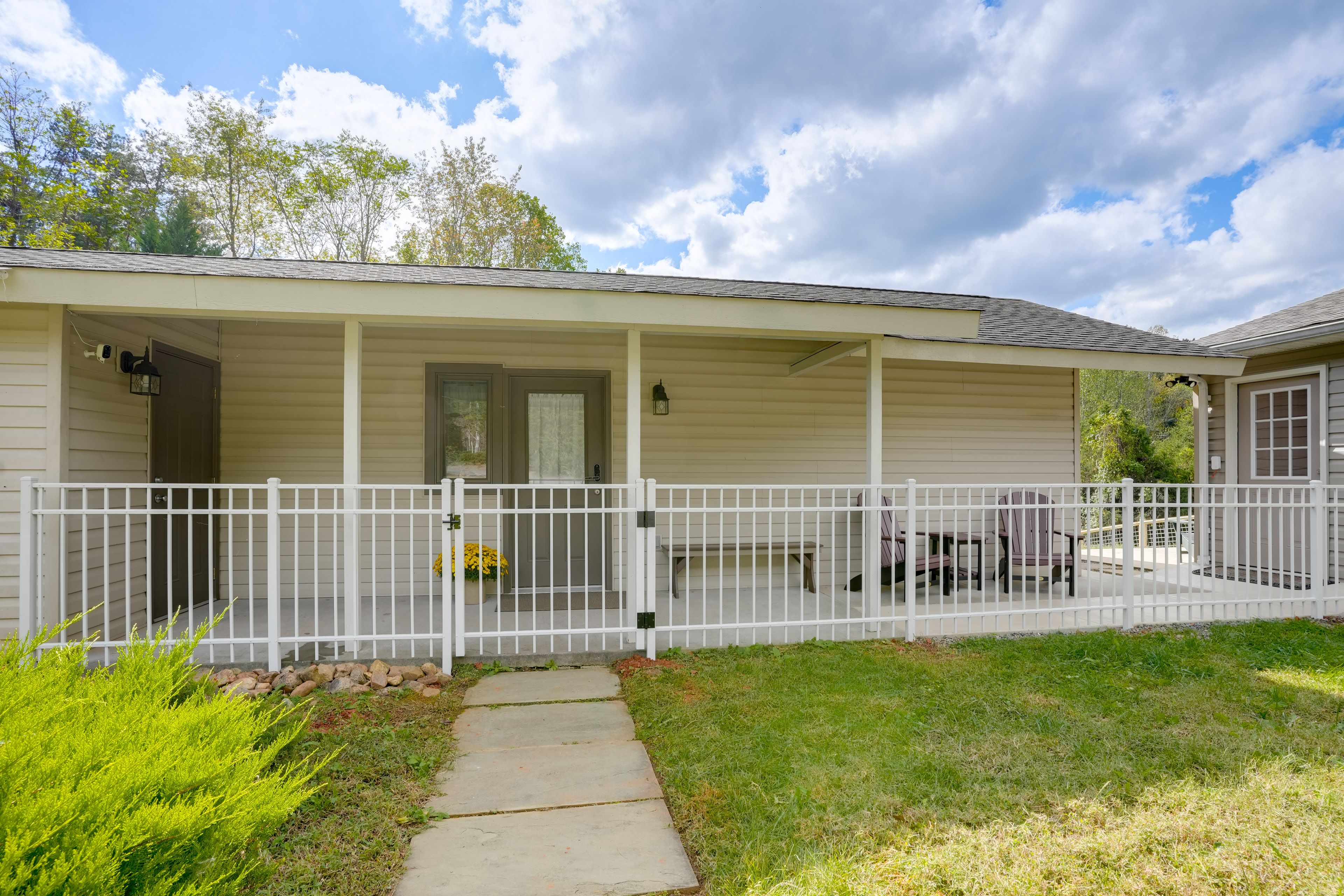 Exterior | Parking | Garage/Driveway (2 Vehicles)