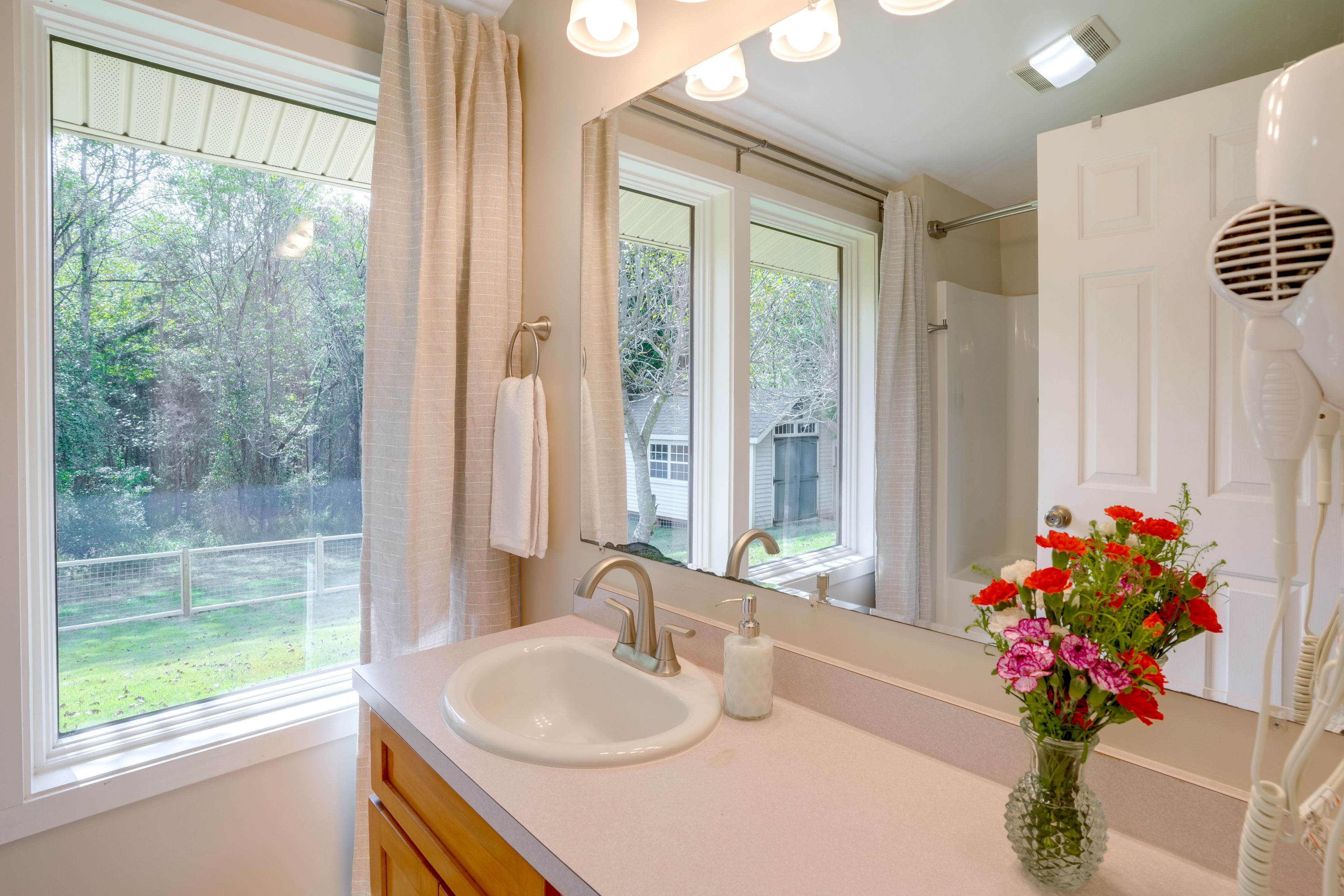 Full Bathroom | Towels Provided