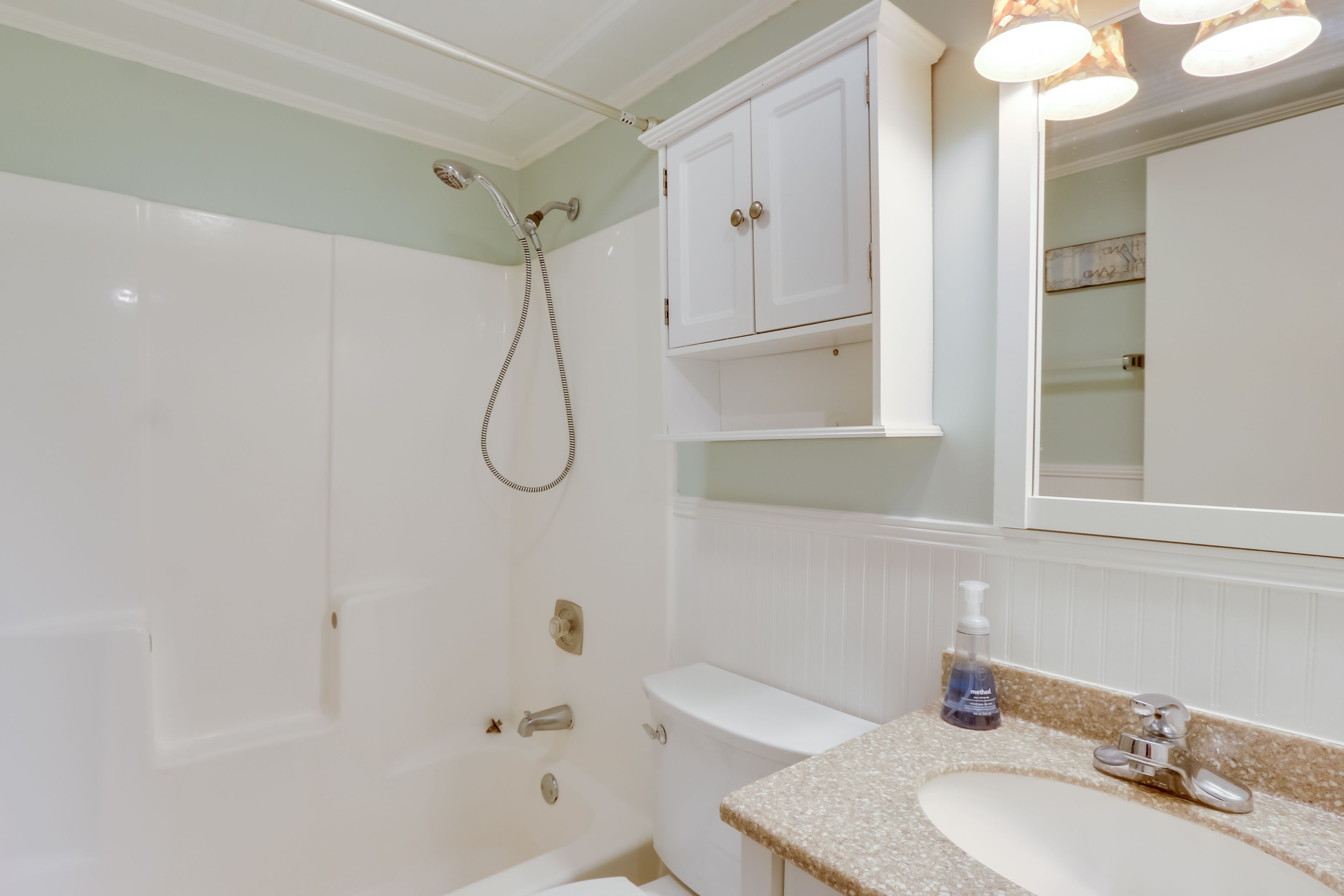 Full Bathroom | Towels Provided | Complimentary Toiletries