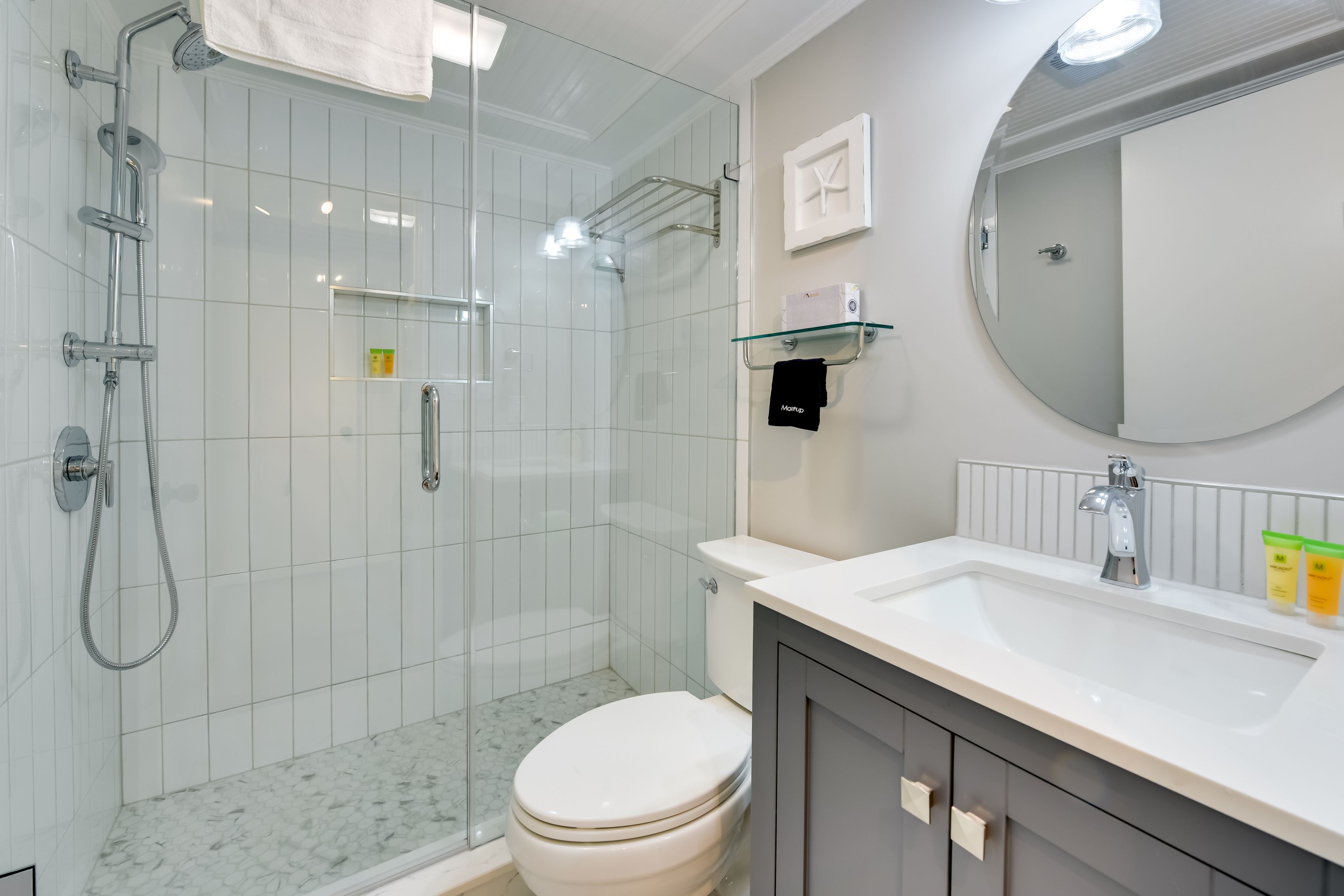 Full Bathroom | Towels Provided | Complimentary Toiletries