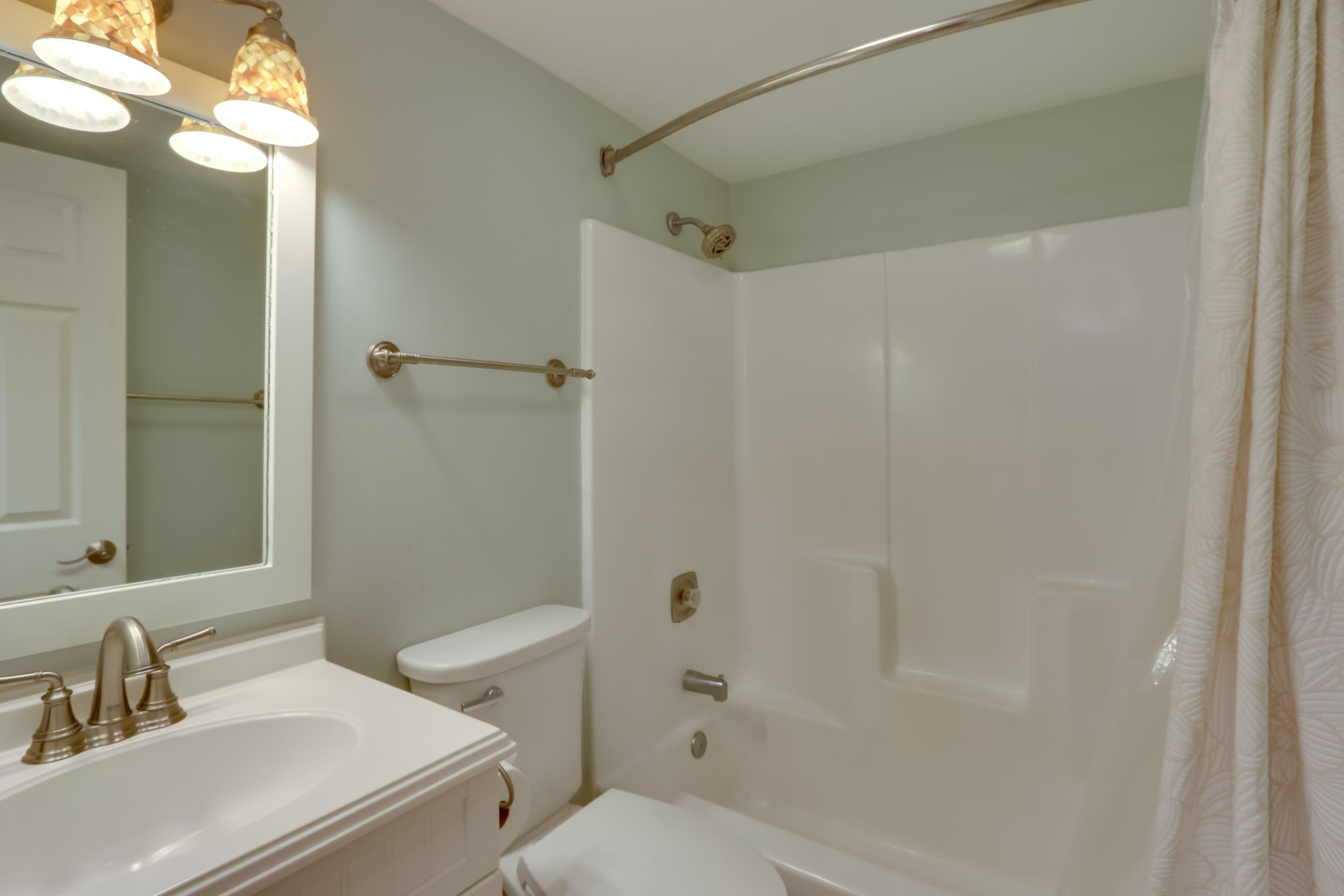 Full Bathroom | Towels Provided | Complimentary Toiletries