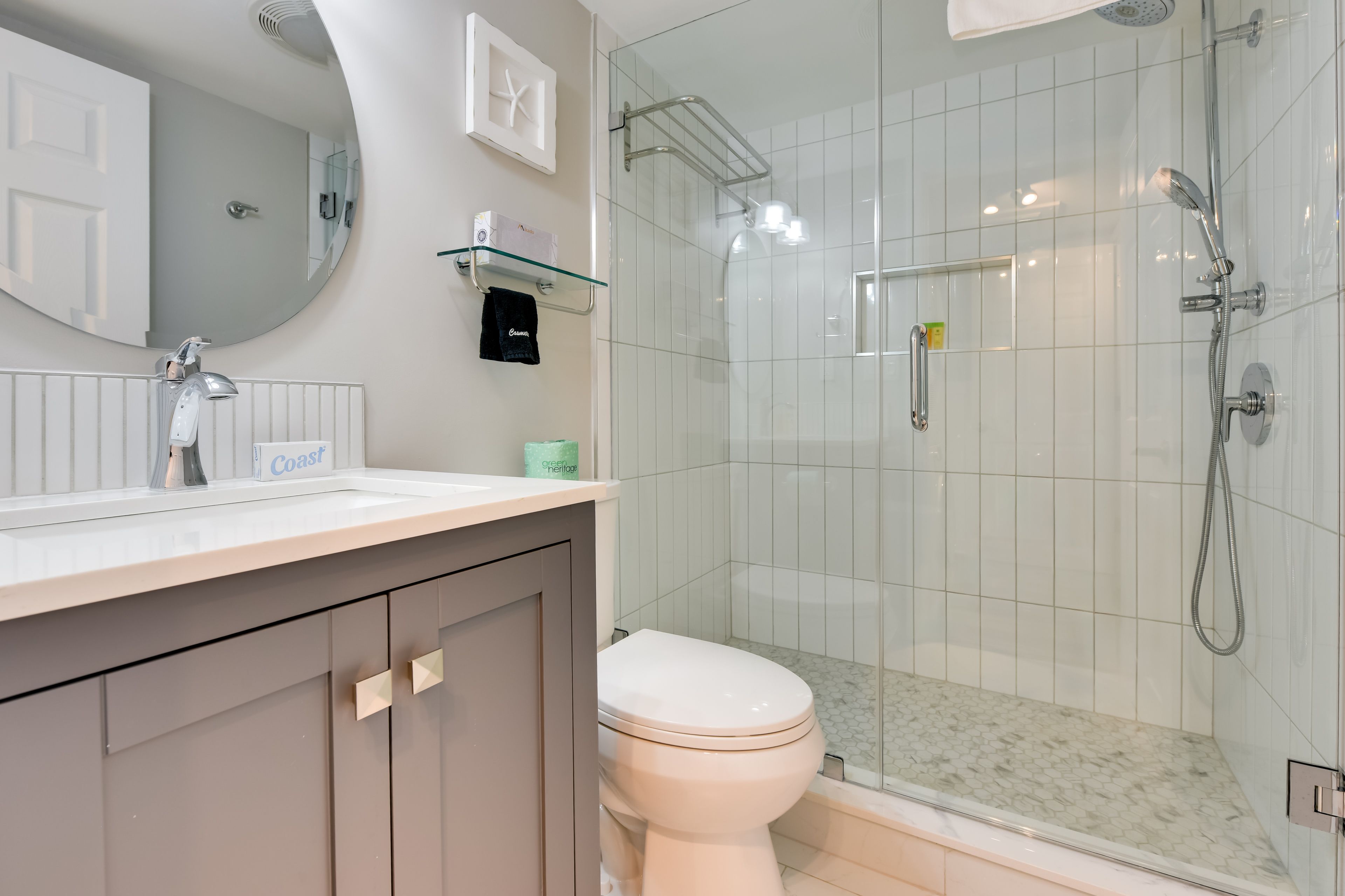 Full Bathroom | Towels Provided | Complimentary Toiletries