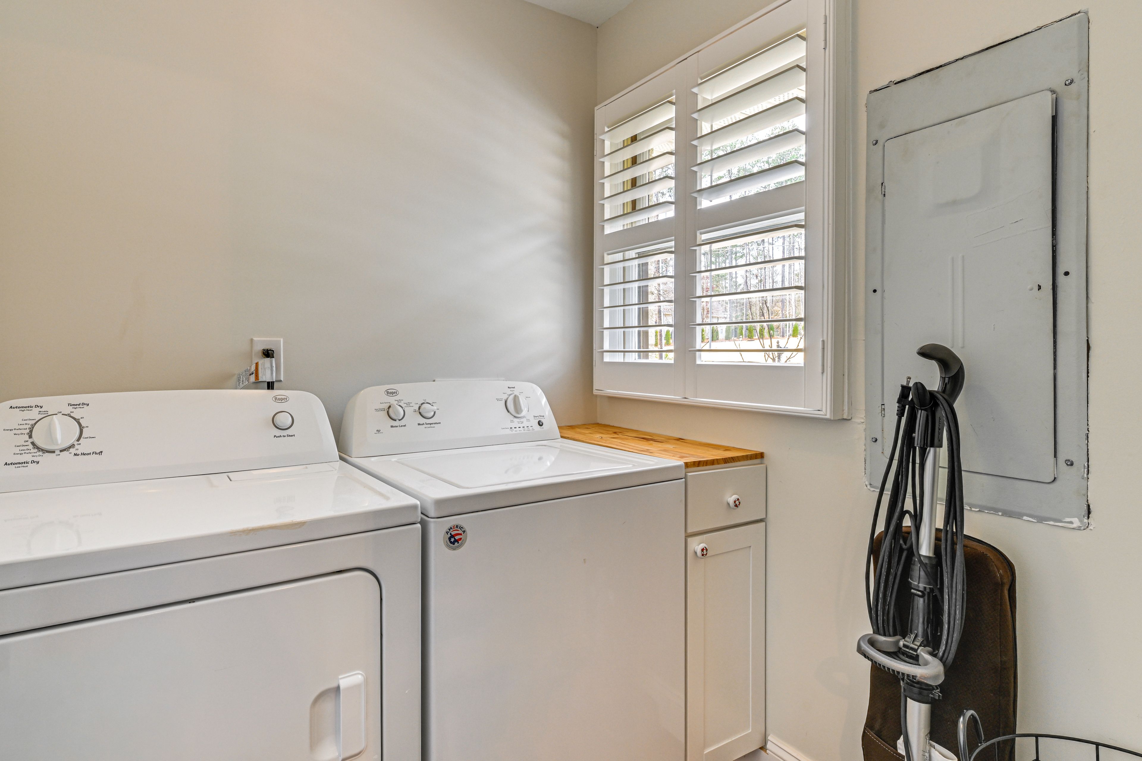 Laundry Room | Detergent Provided | Main Level