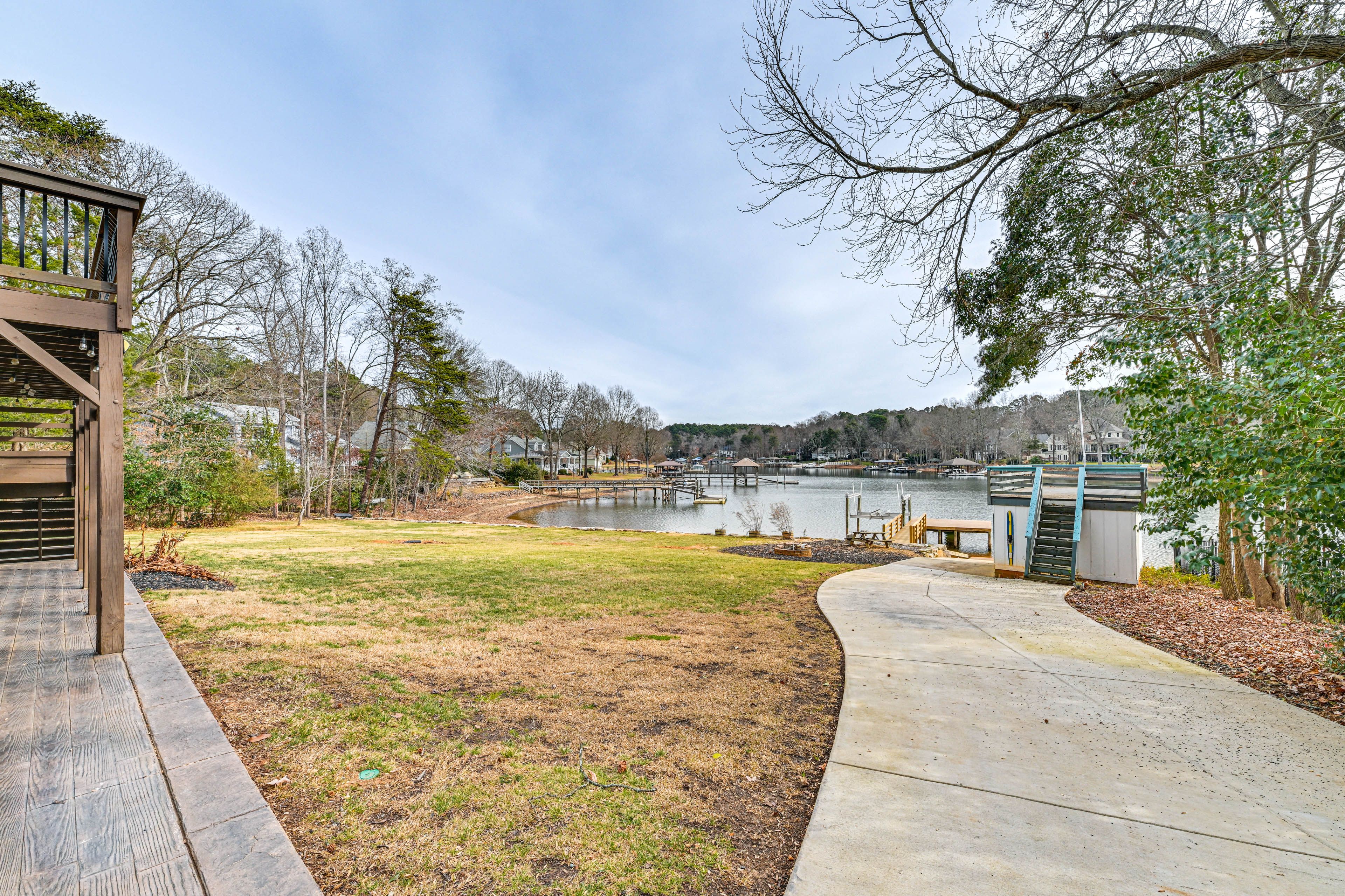 Private Yard | Fire Pit | Picnic Table