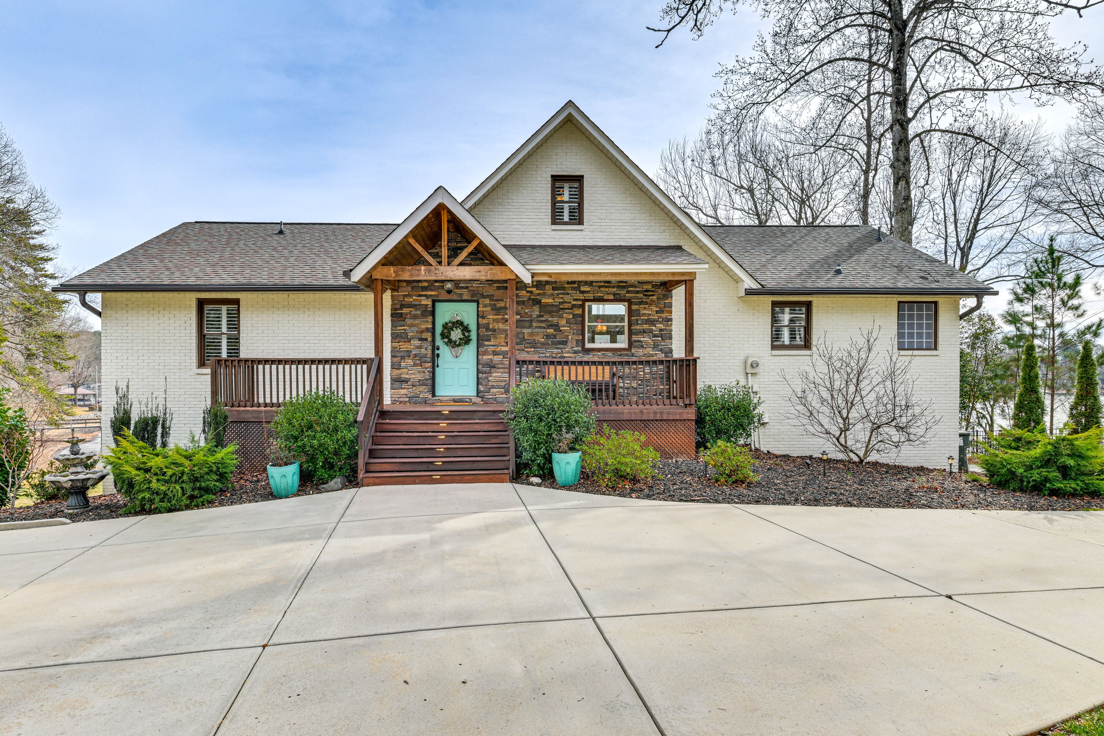 Mooresville Vacation Rental | 4BR | 4BA | 3,457 Sq Ft | Staircase to Enter