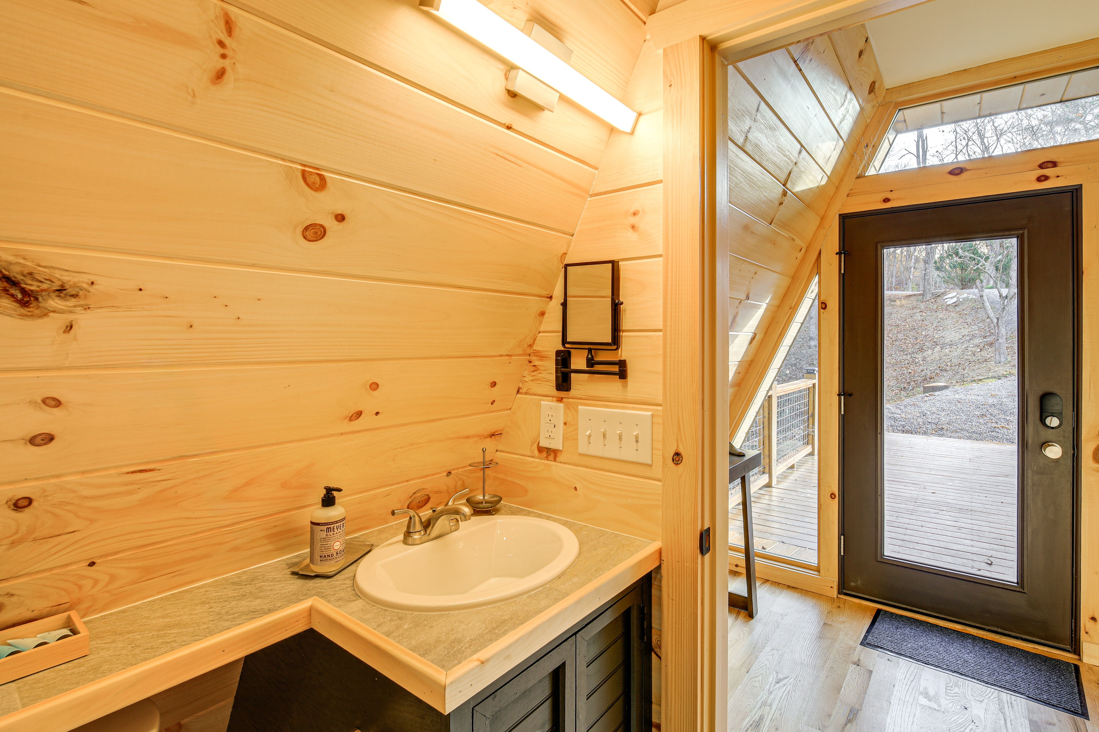 Full Bathroom | Towels Provided | 1st Floor