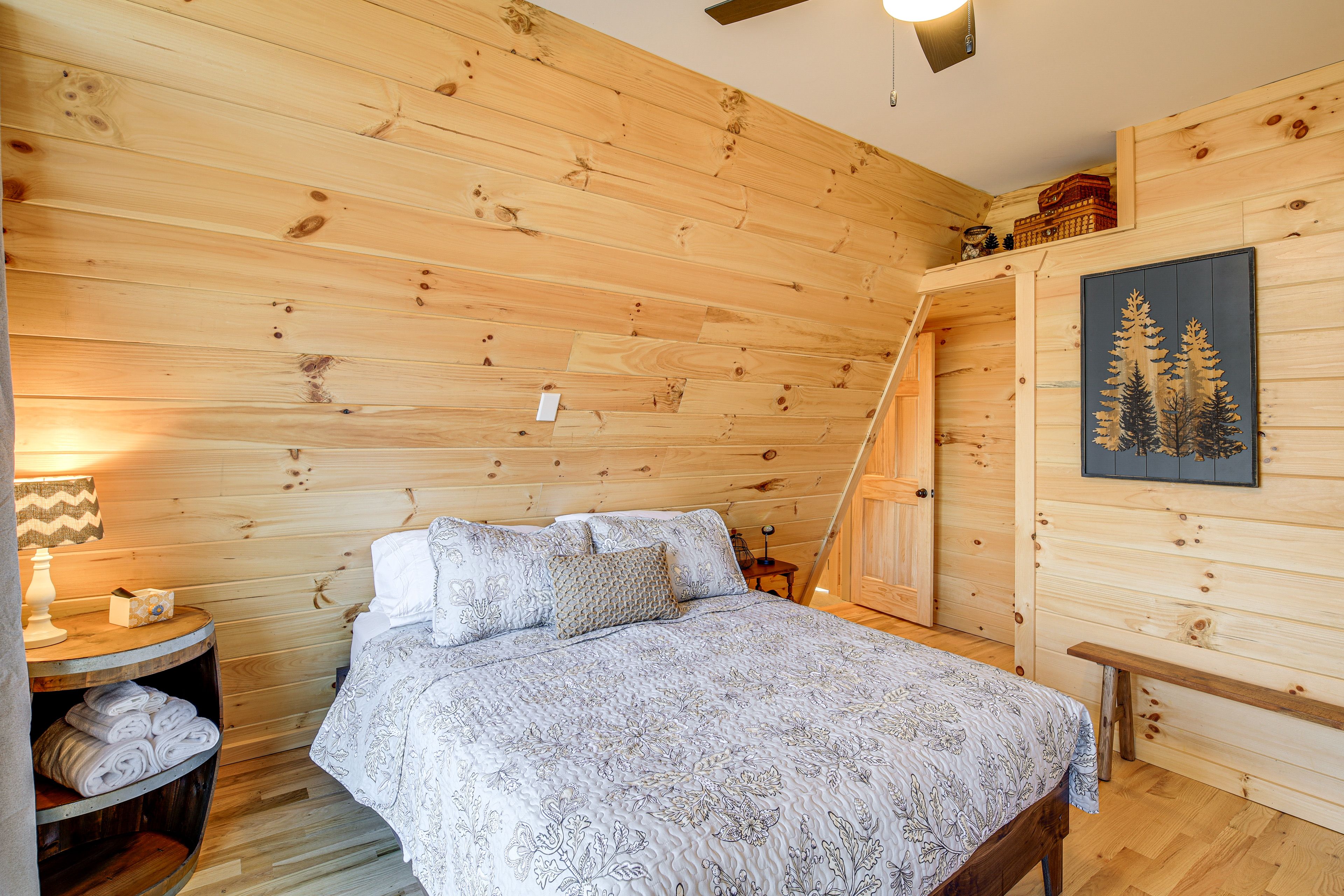 Bedroom 1 | Queen Bed | Smart TV | 1st Floor