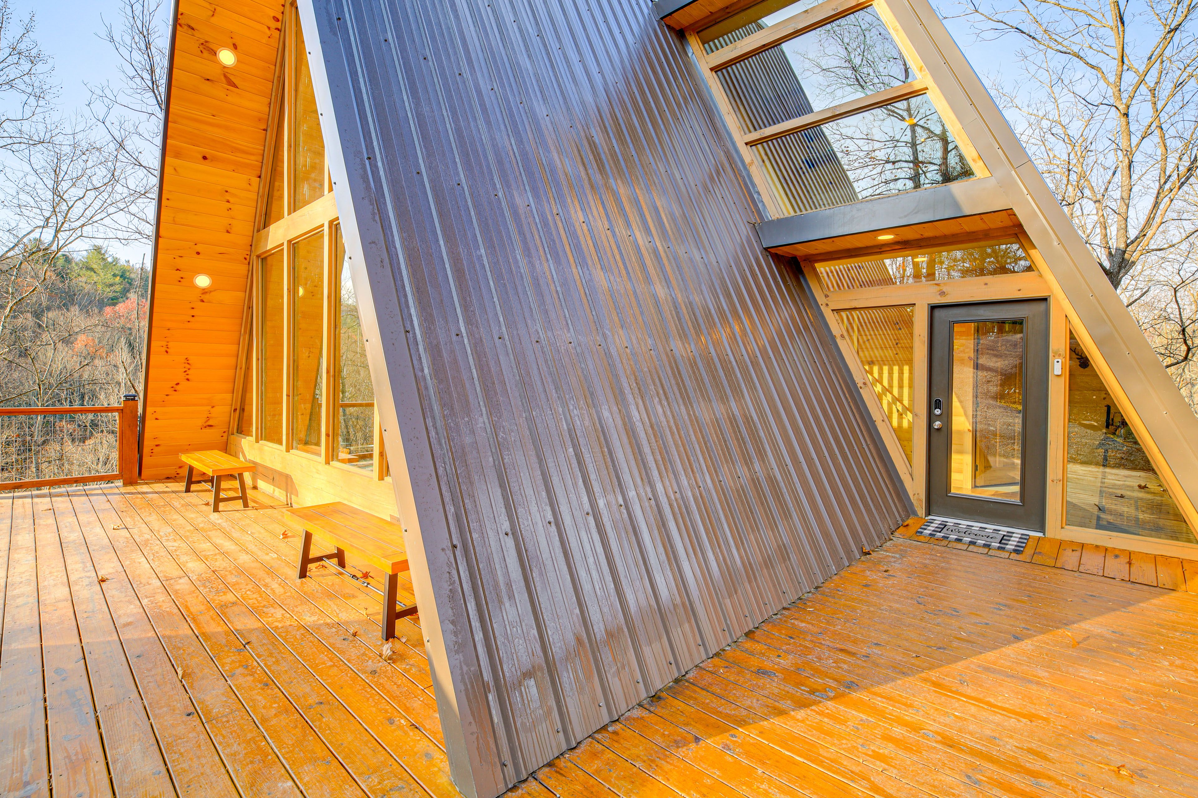 Cabin Exterior | Keyless Entry | Deck