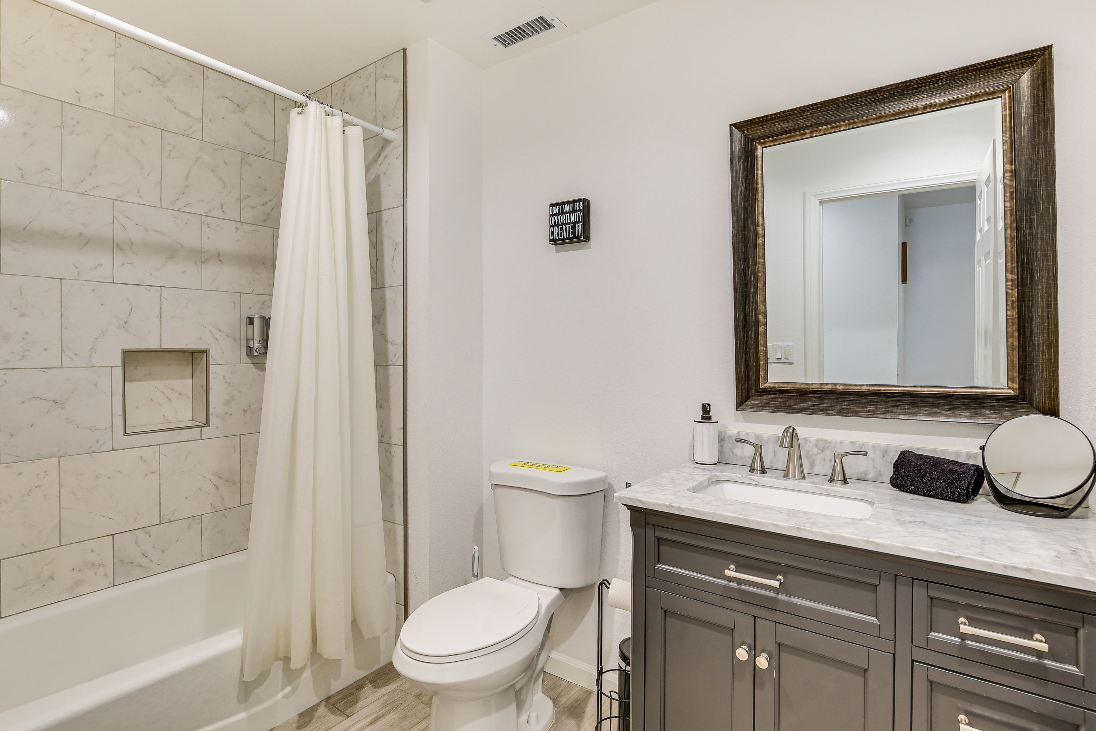 Full Bathroom | Complimentary Toiletries