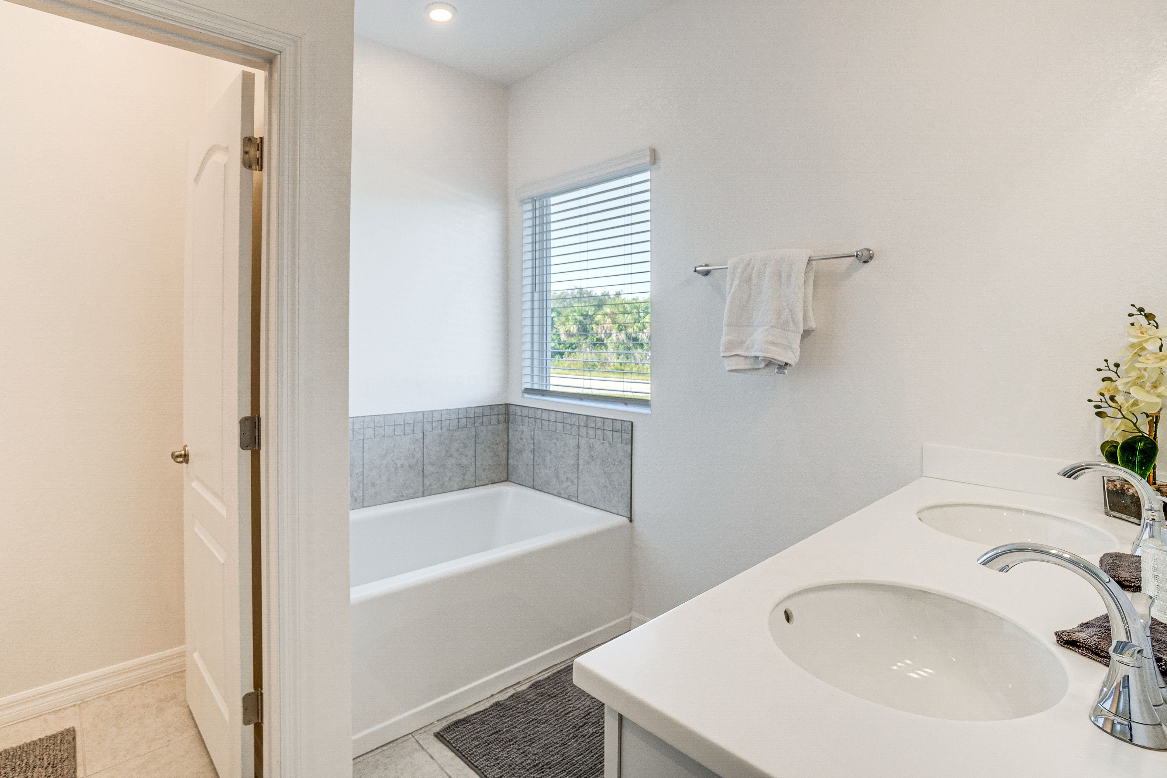 Full Bathroom | Complimentary Toiletries | Towels Provided