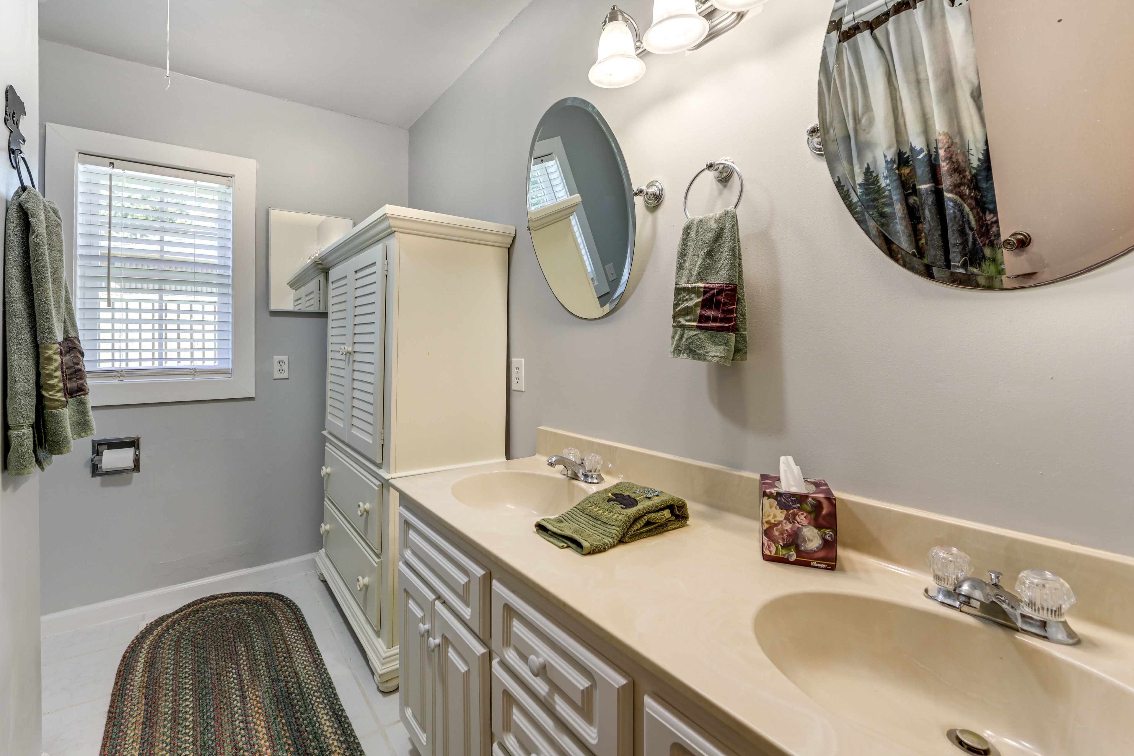Full Bathroom | Towels Provided | 1st Floor
