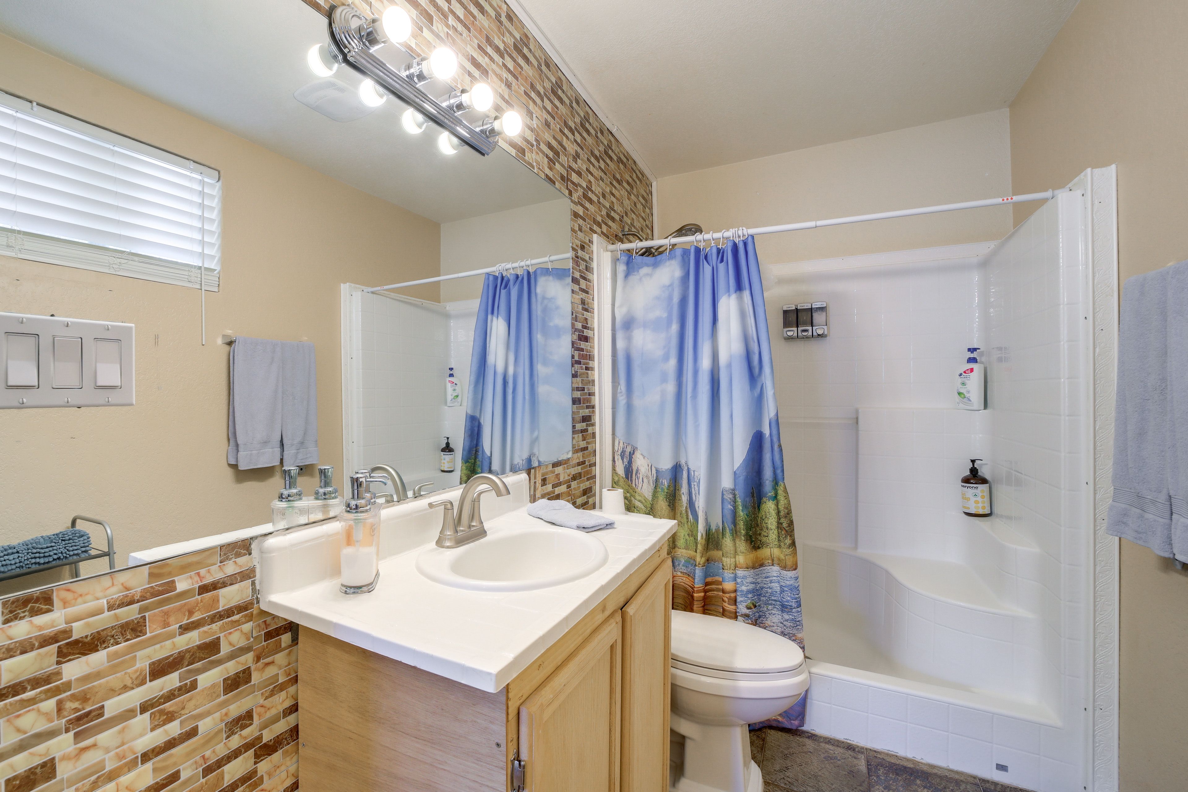Full Bathroom | Towels Provided