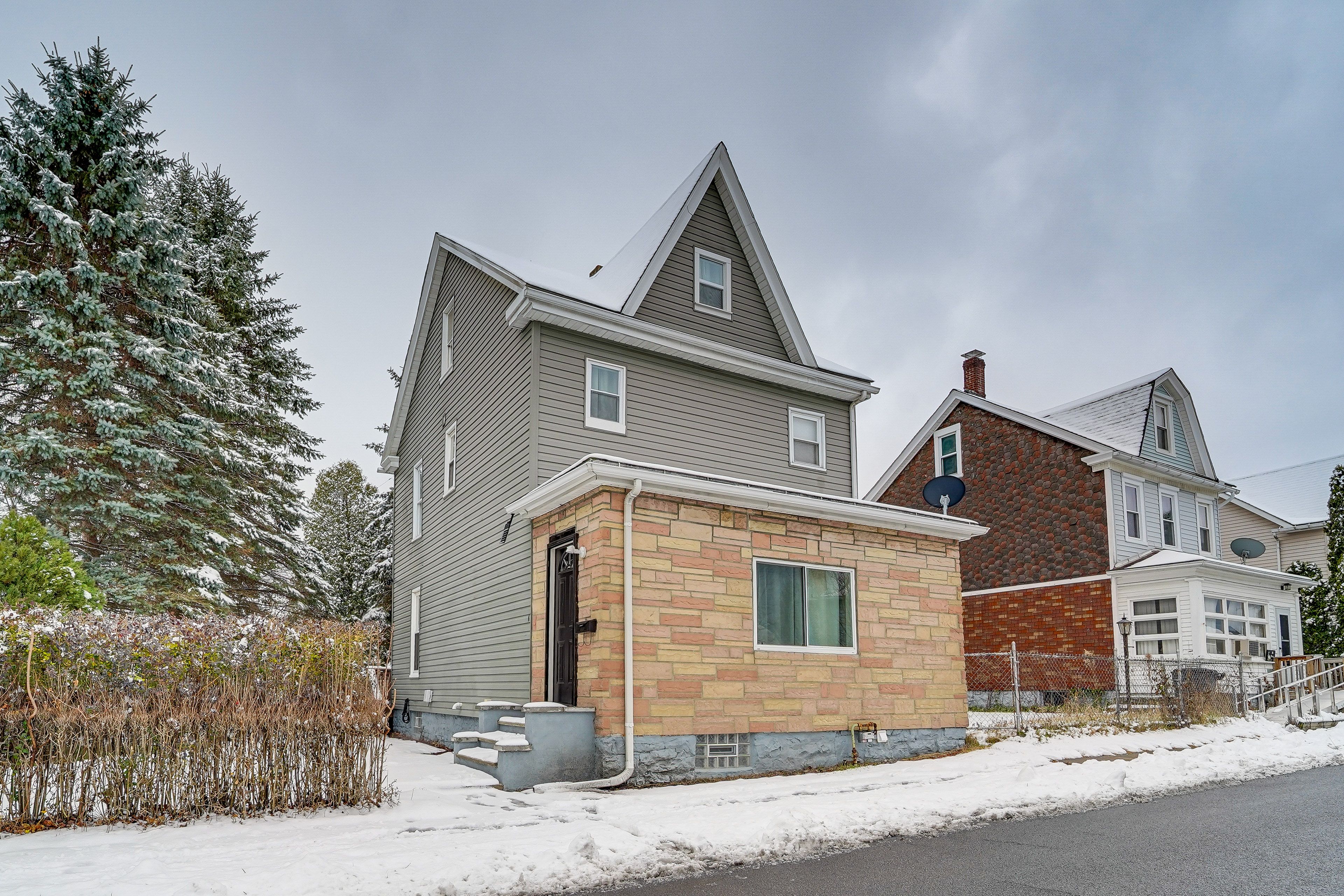 Exterior | Parking | Alleyway (2 Vehicles)