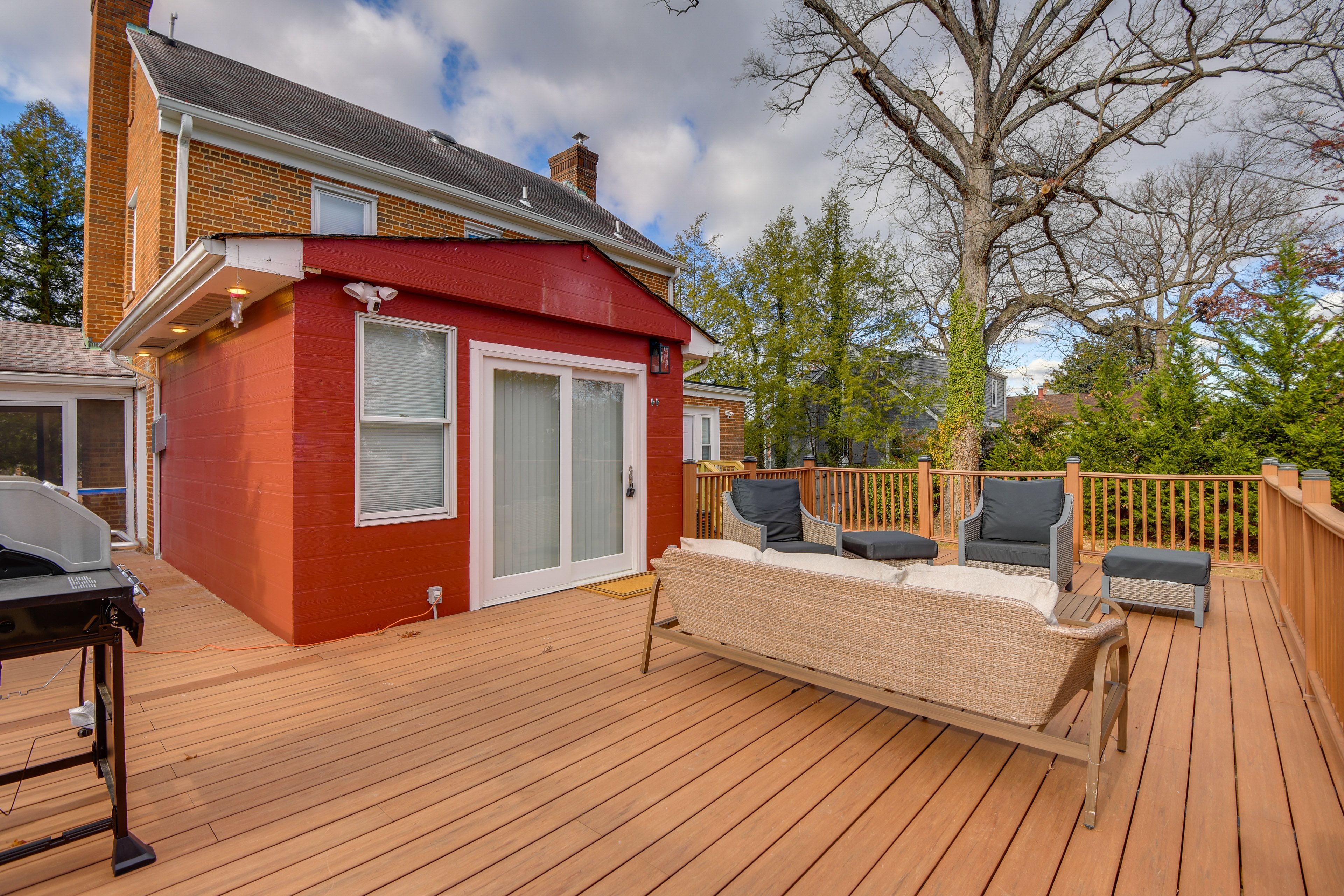 Shared Amenities | Outdoor Living Space | Deck | Gas Grills