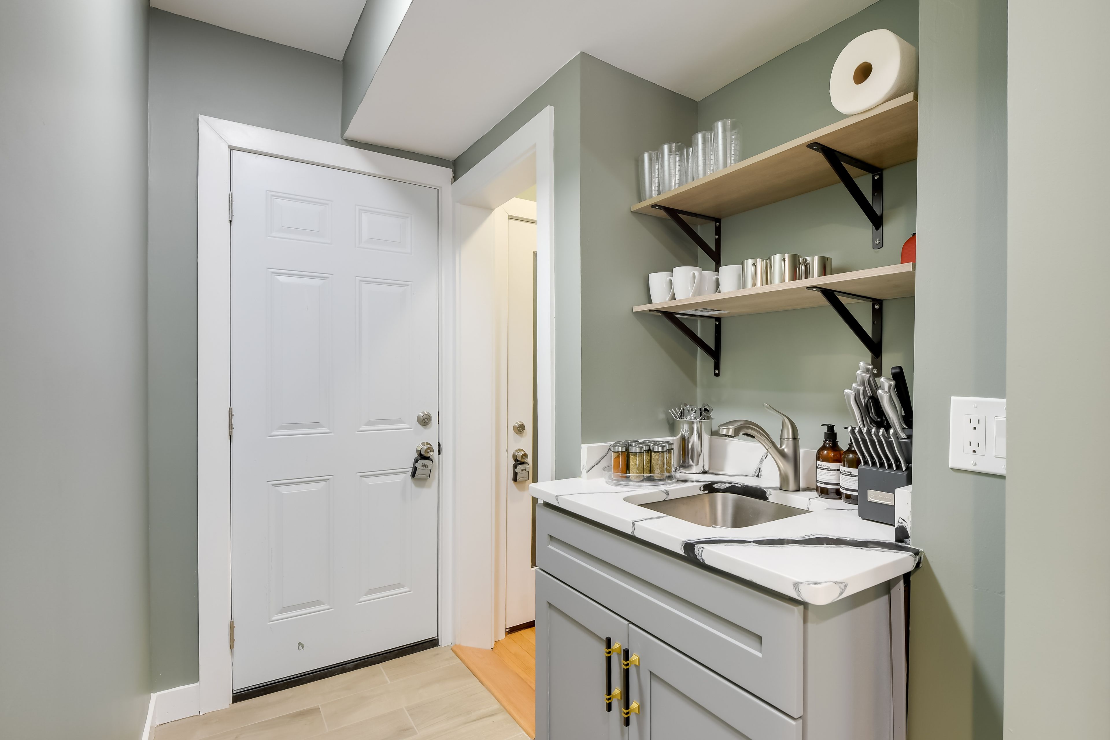 Kitchenette | Dishware & Flatware | Spices