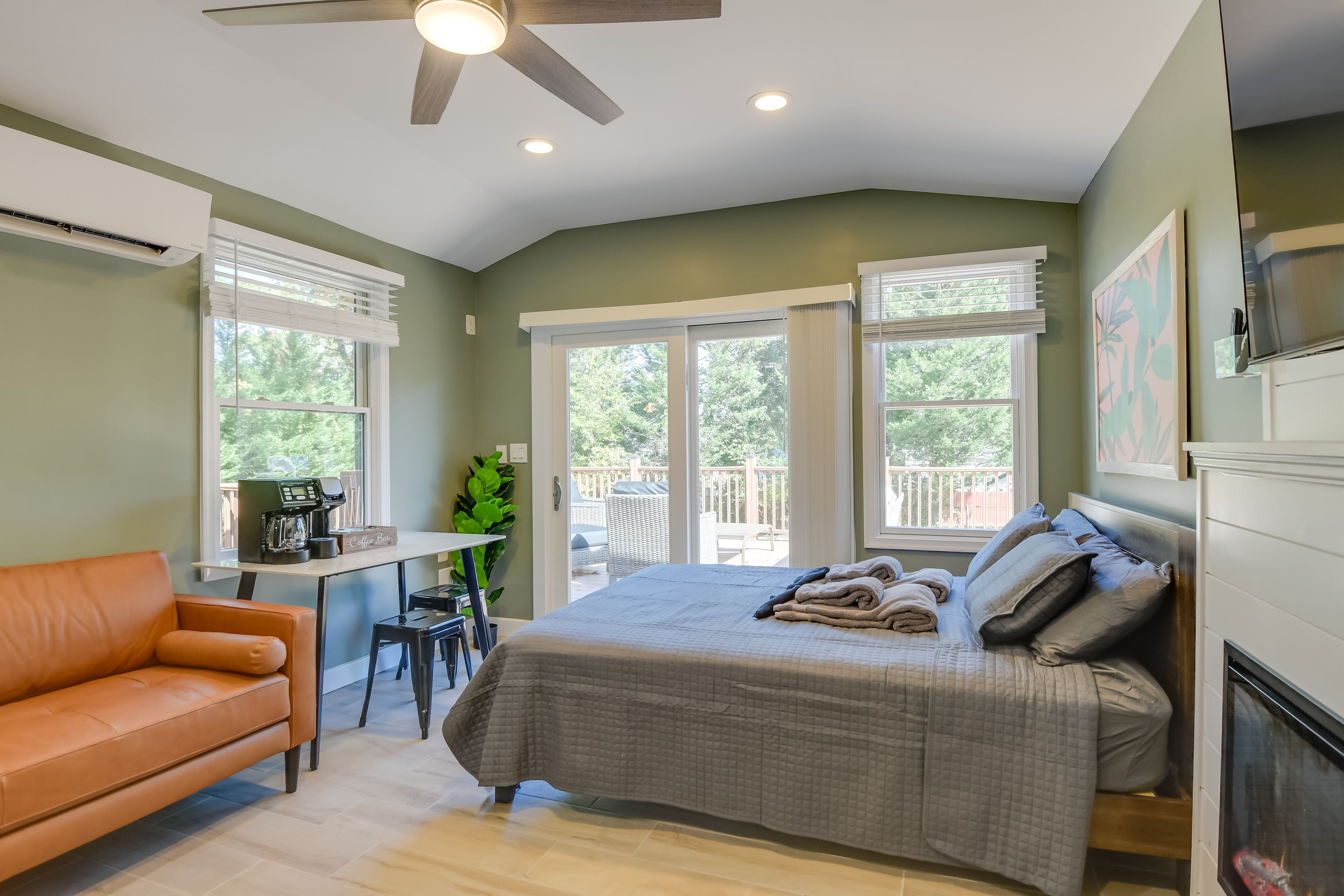 Living Room | Queen Bed | Free WiFi | Central A/C & Heat | Gas Fireplace