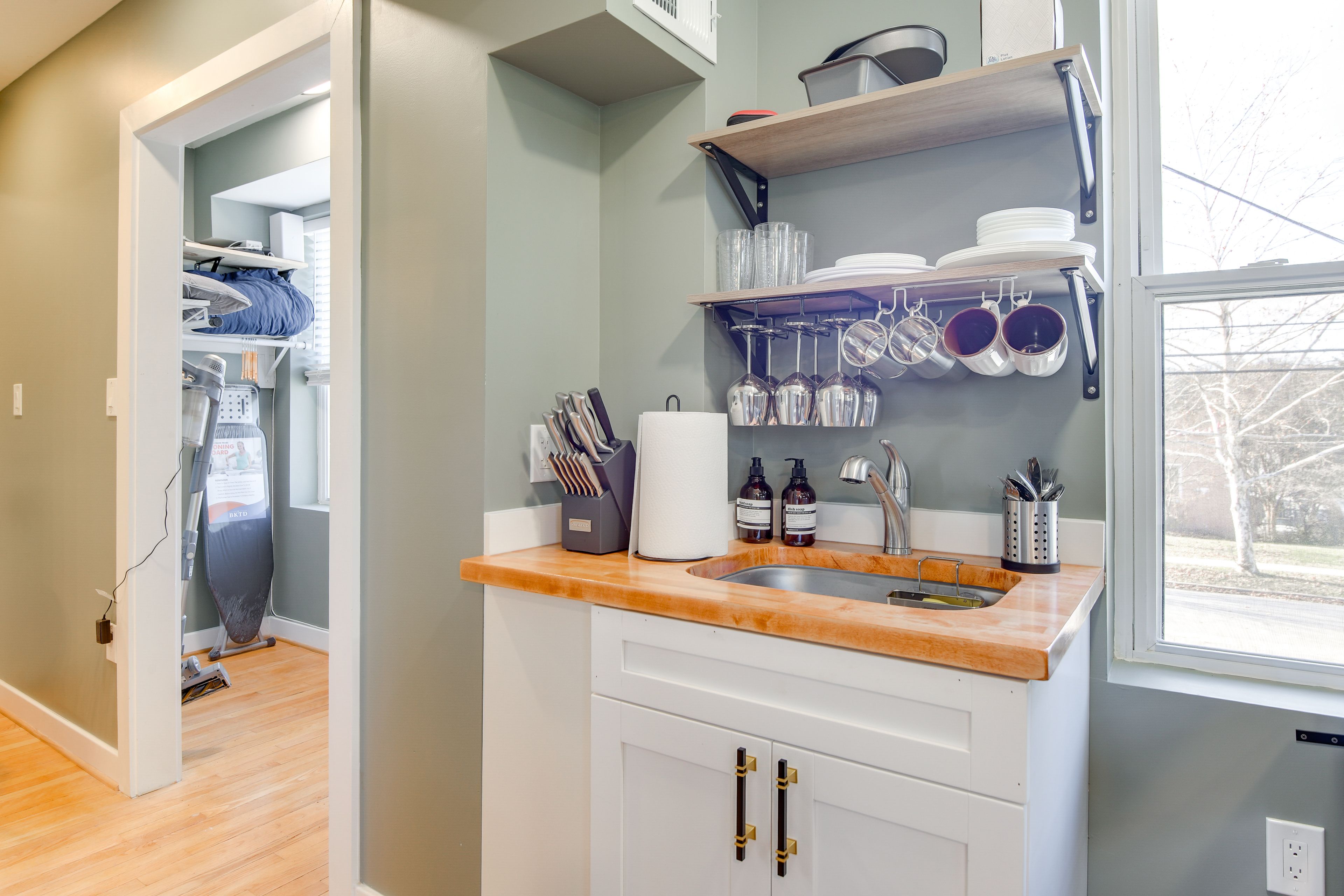 Kitchenette | Air Fryer | Blender | Dishware & Flatware