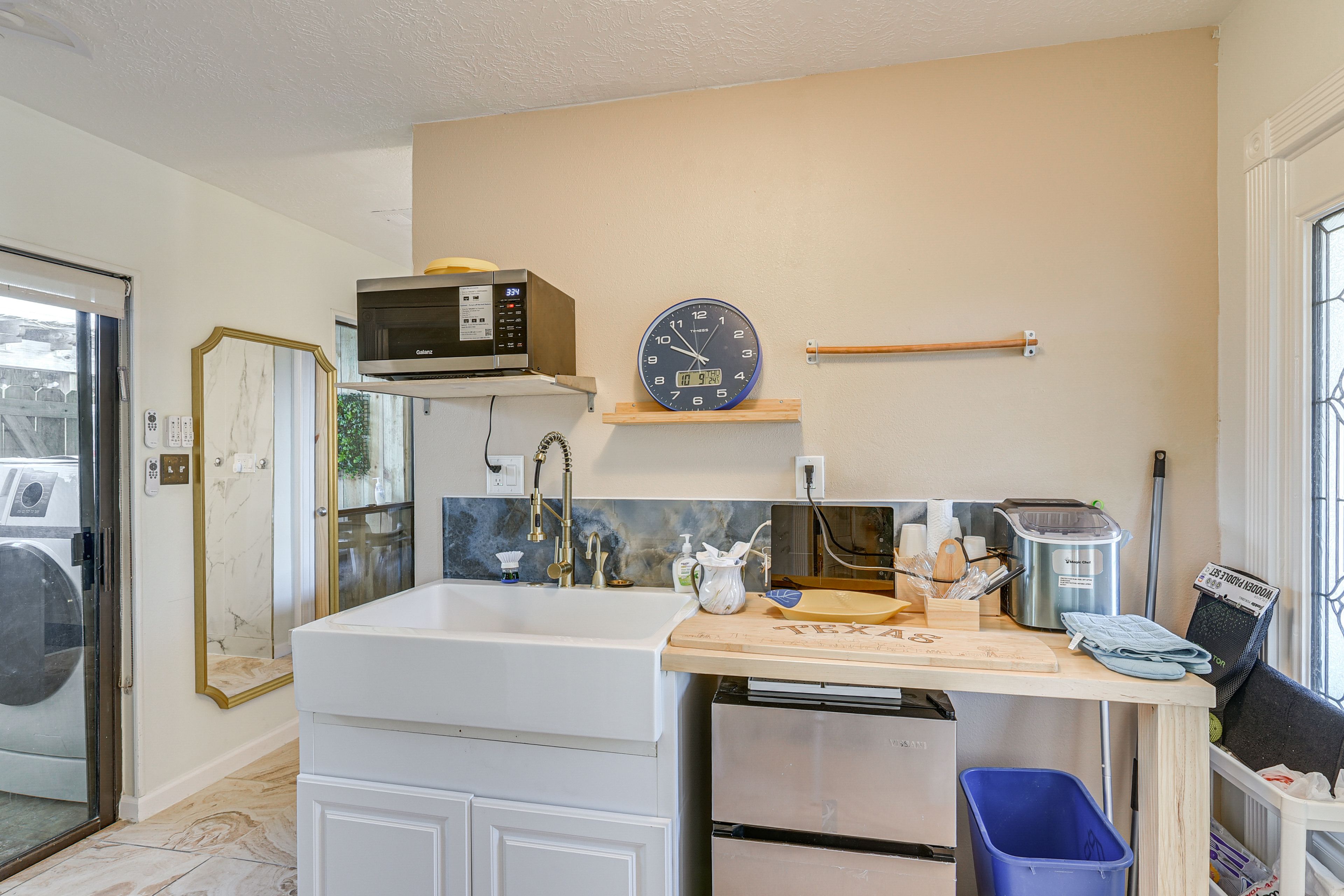Kitchenette | Microwave | Ice Maker | Hot Plate