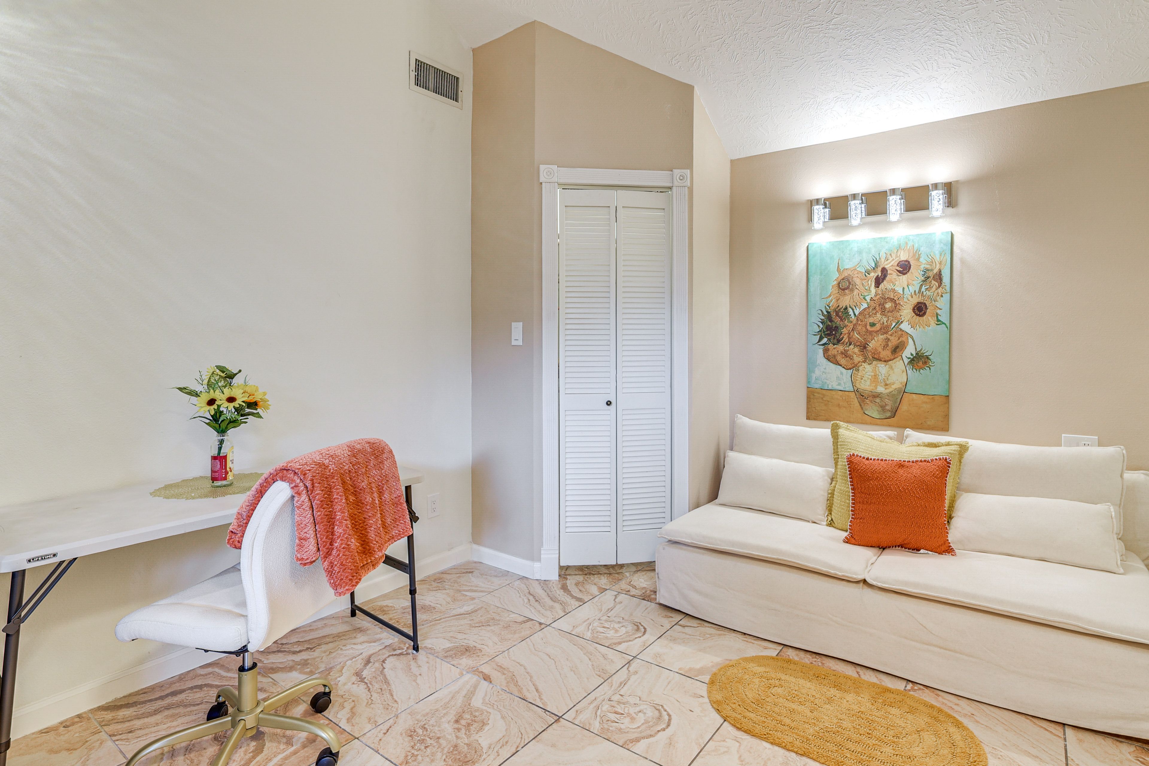 Houston Vacation Rental | 1BR | 1BA | 860 Sq Ft | 1 Step to Access