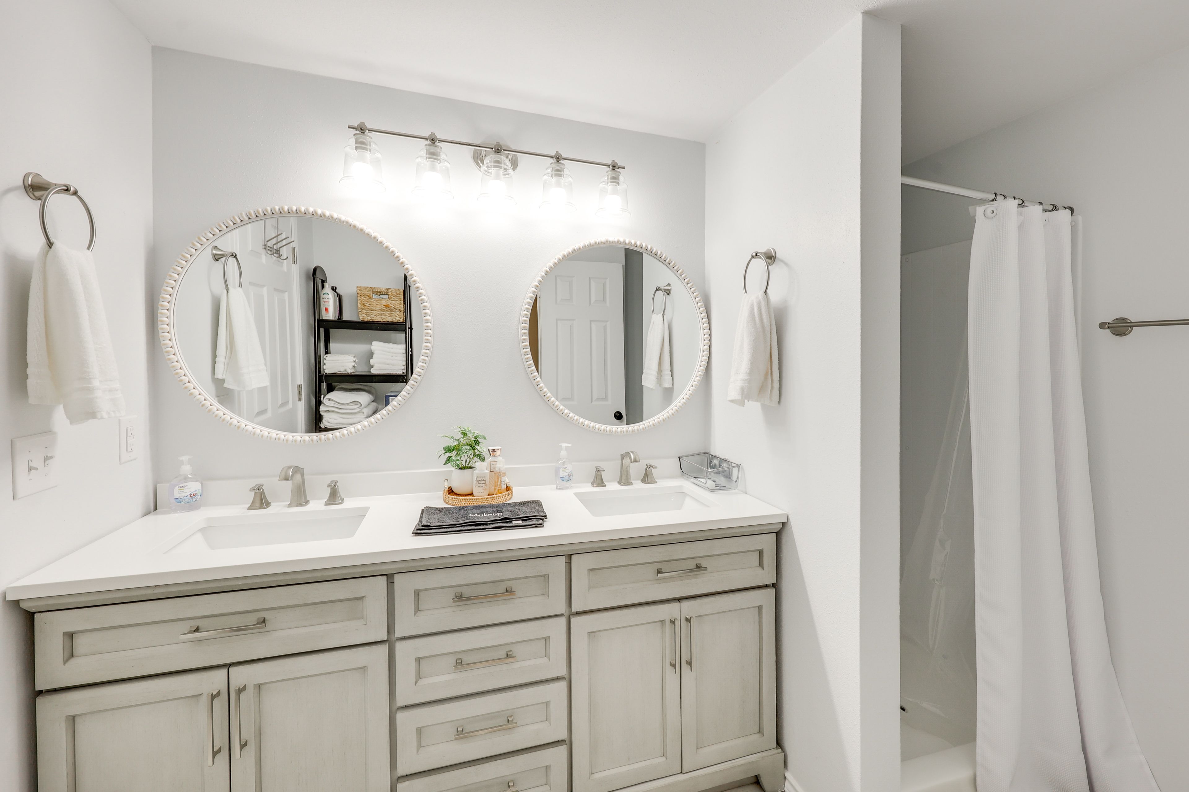 Full Bathroom | Complimentary Toiletries | Towels Provided