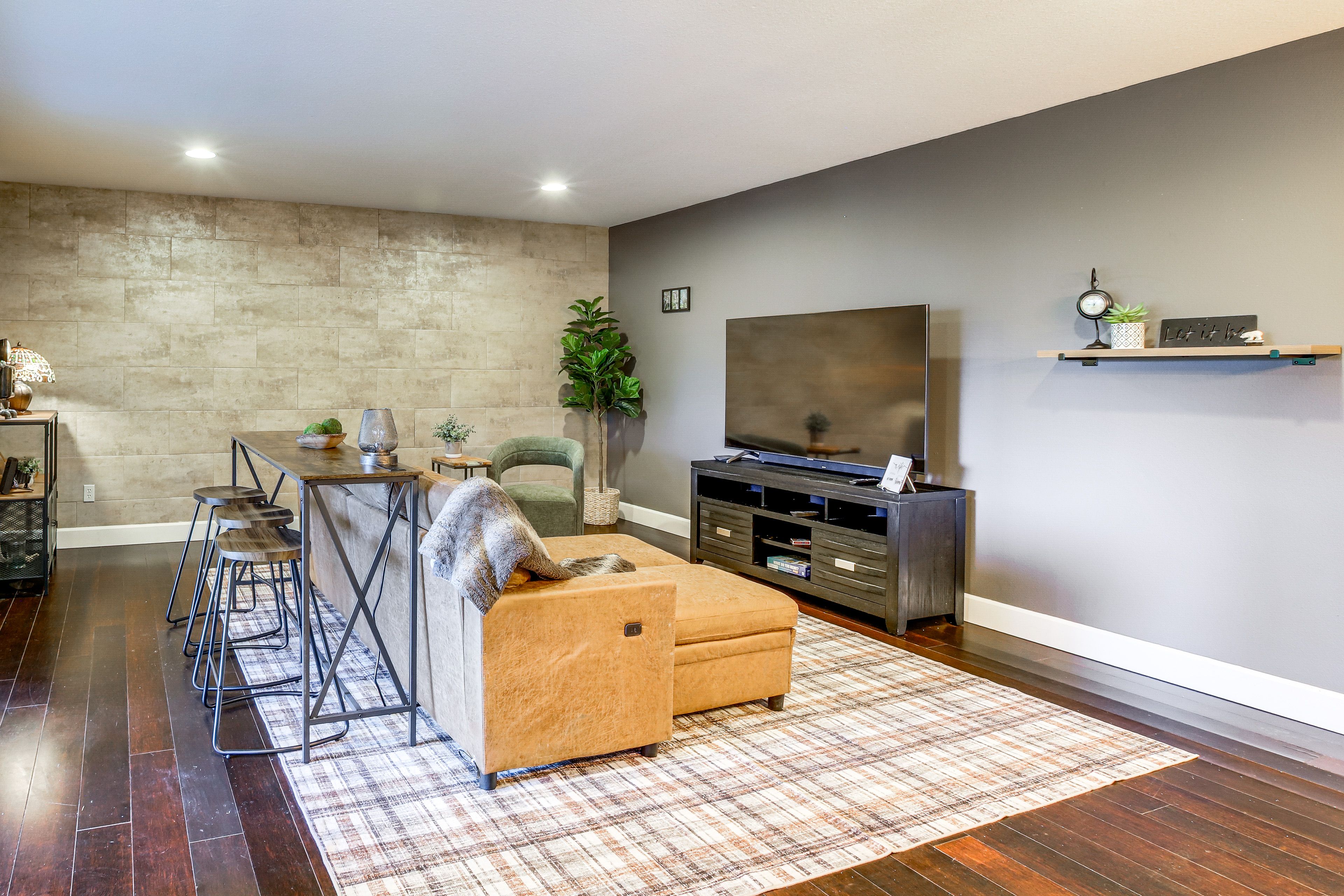 Vancouver Vacation Rental | 2BR | 2BA | Stairs to Enter | 1,300 Sq Ft
