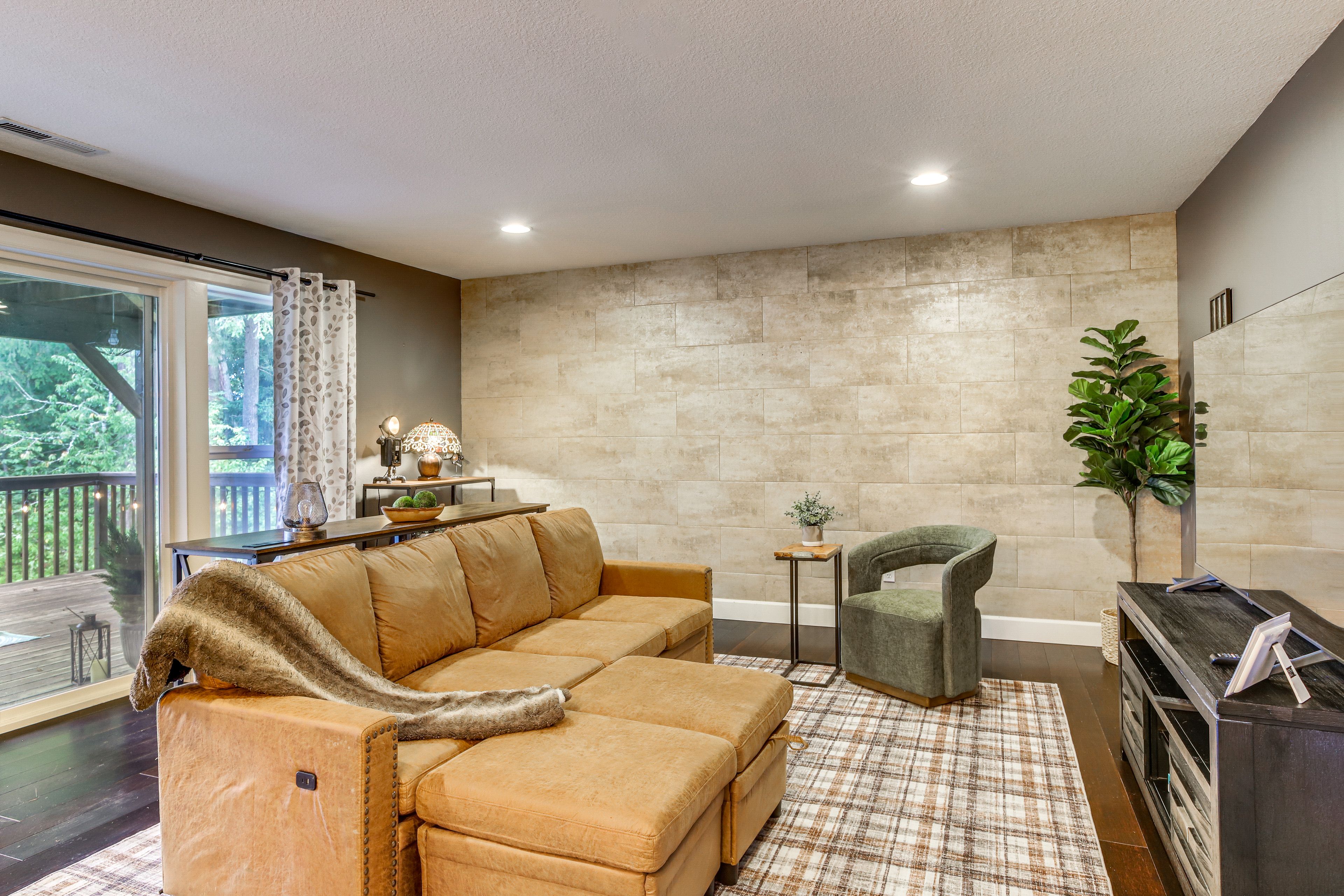 Living Room | Smart TV | Free WiFi | Central A/C & Heating