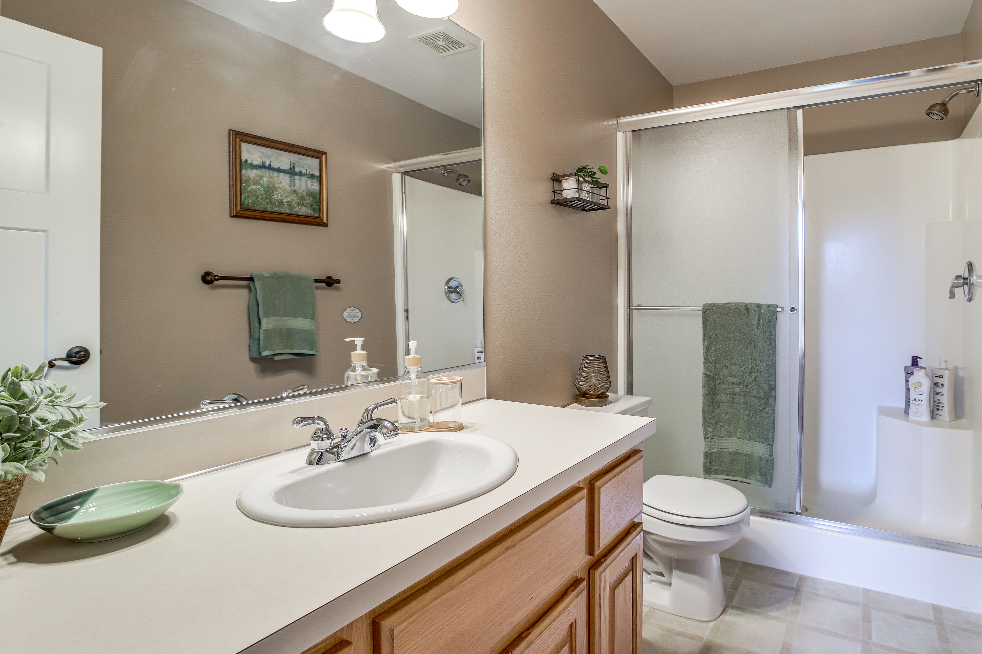 Full Bathroom | Towels Provided