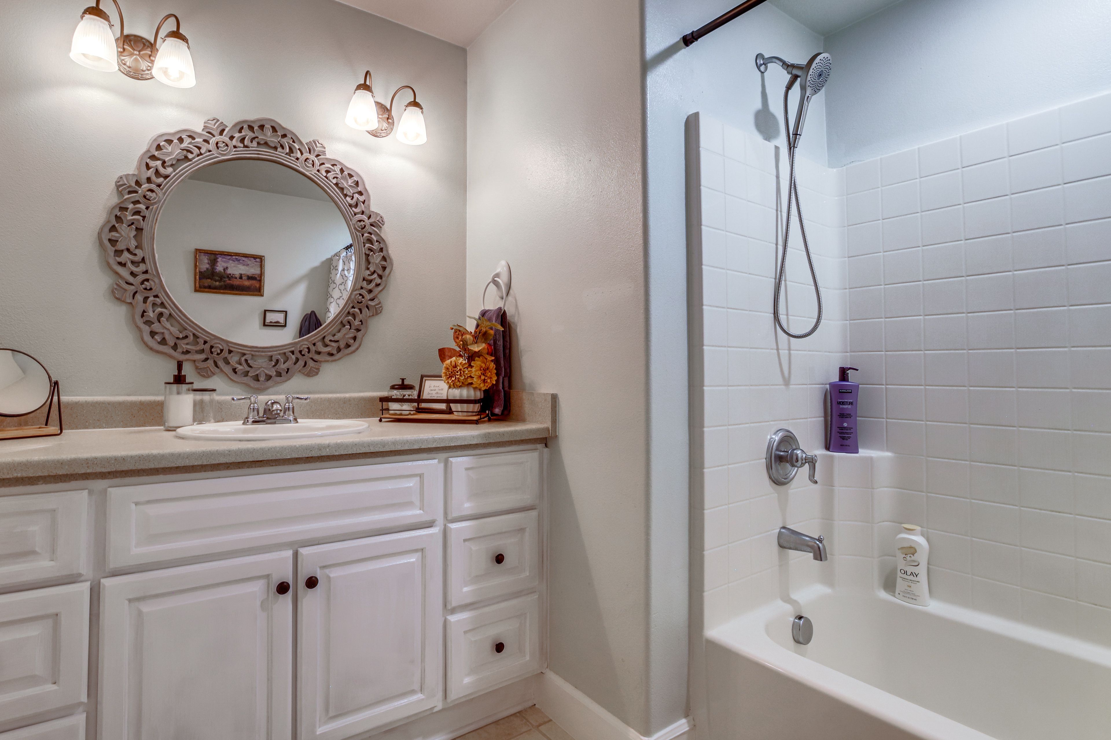 Full Bathroom | Complimentary Toiletries