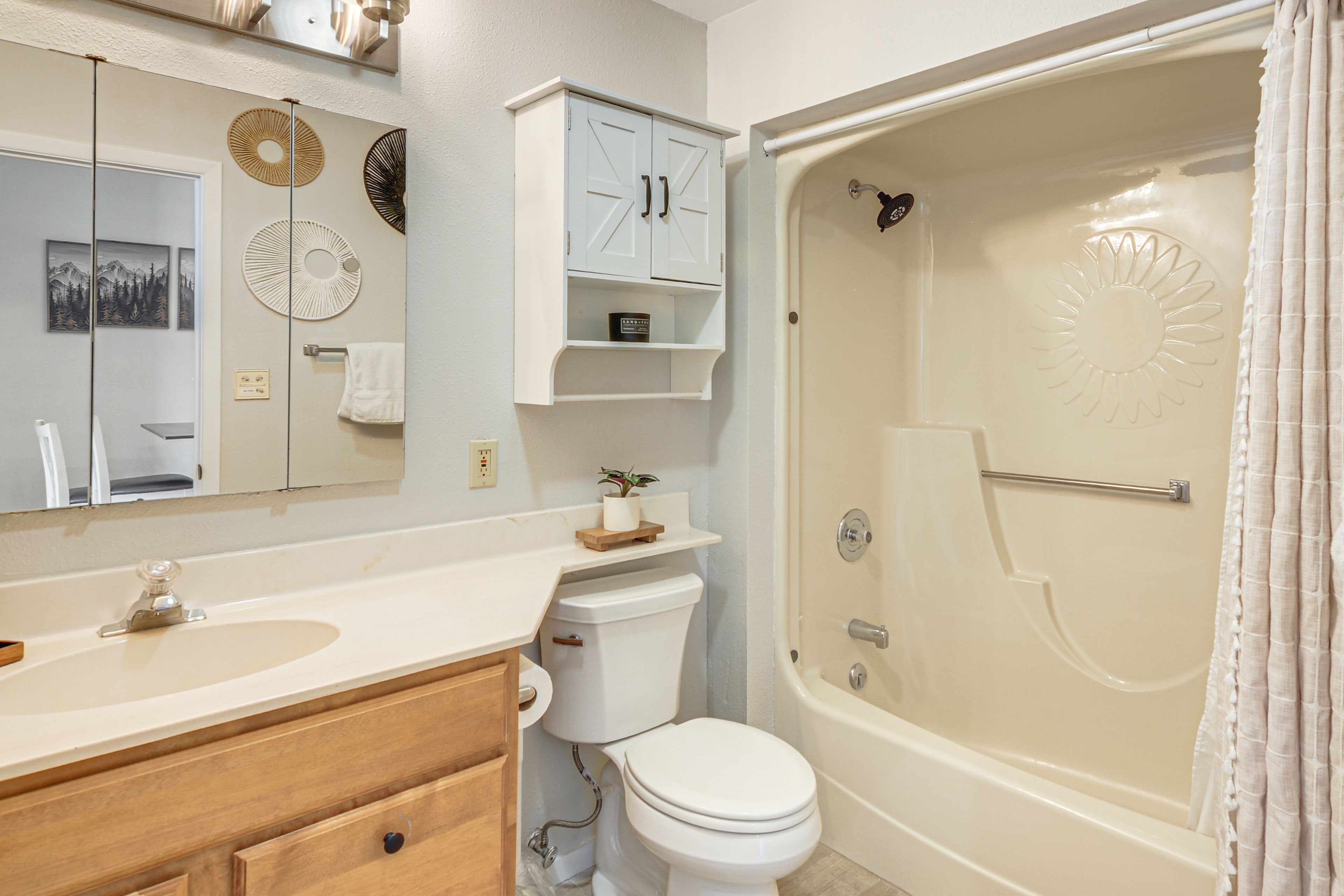 BathroomFull Bathroom | 1st Floor