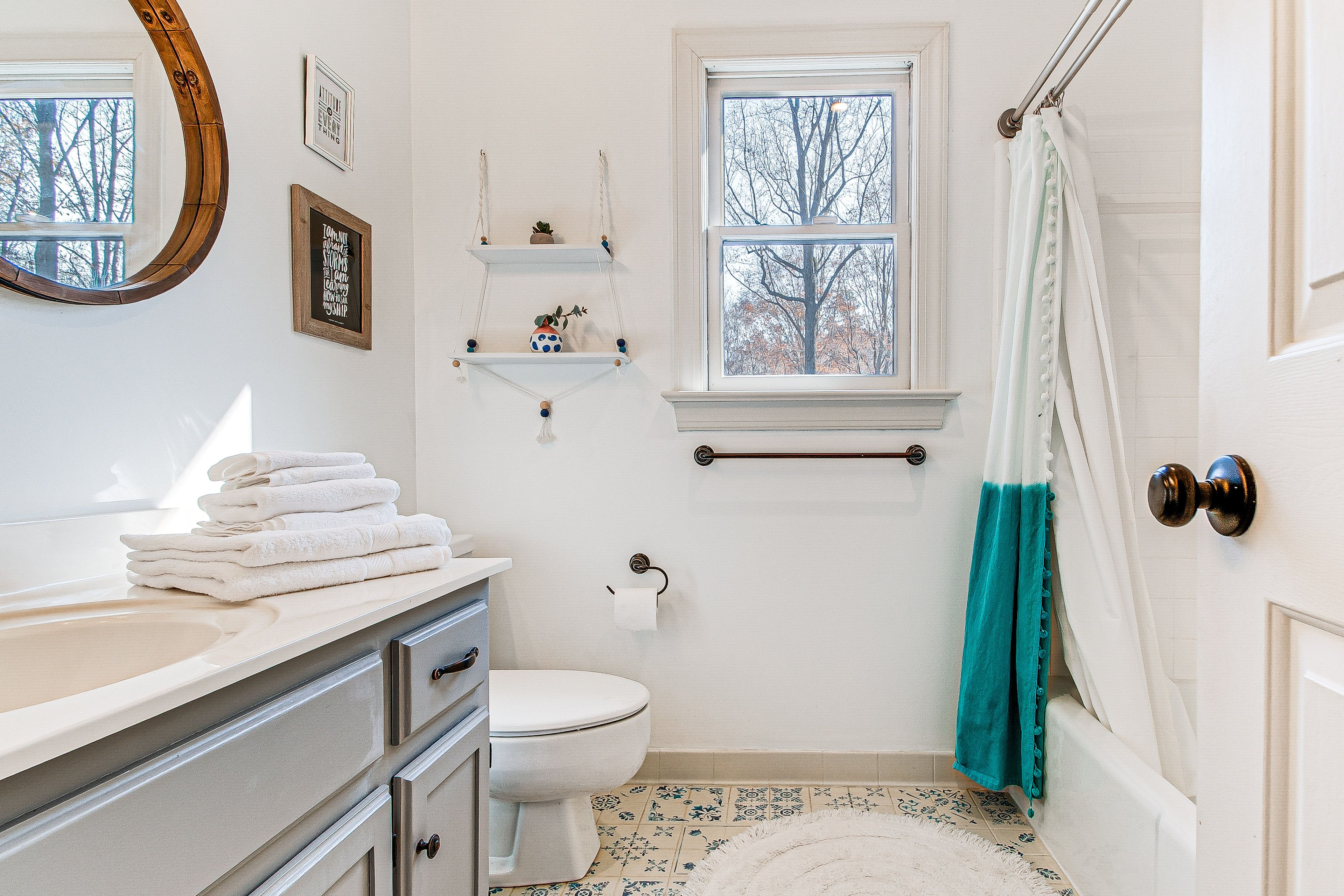 Full Bathroom | 2nd Floor | Complimentary Toiletries