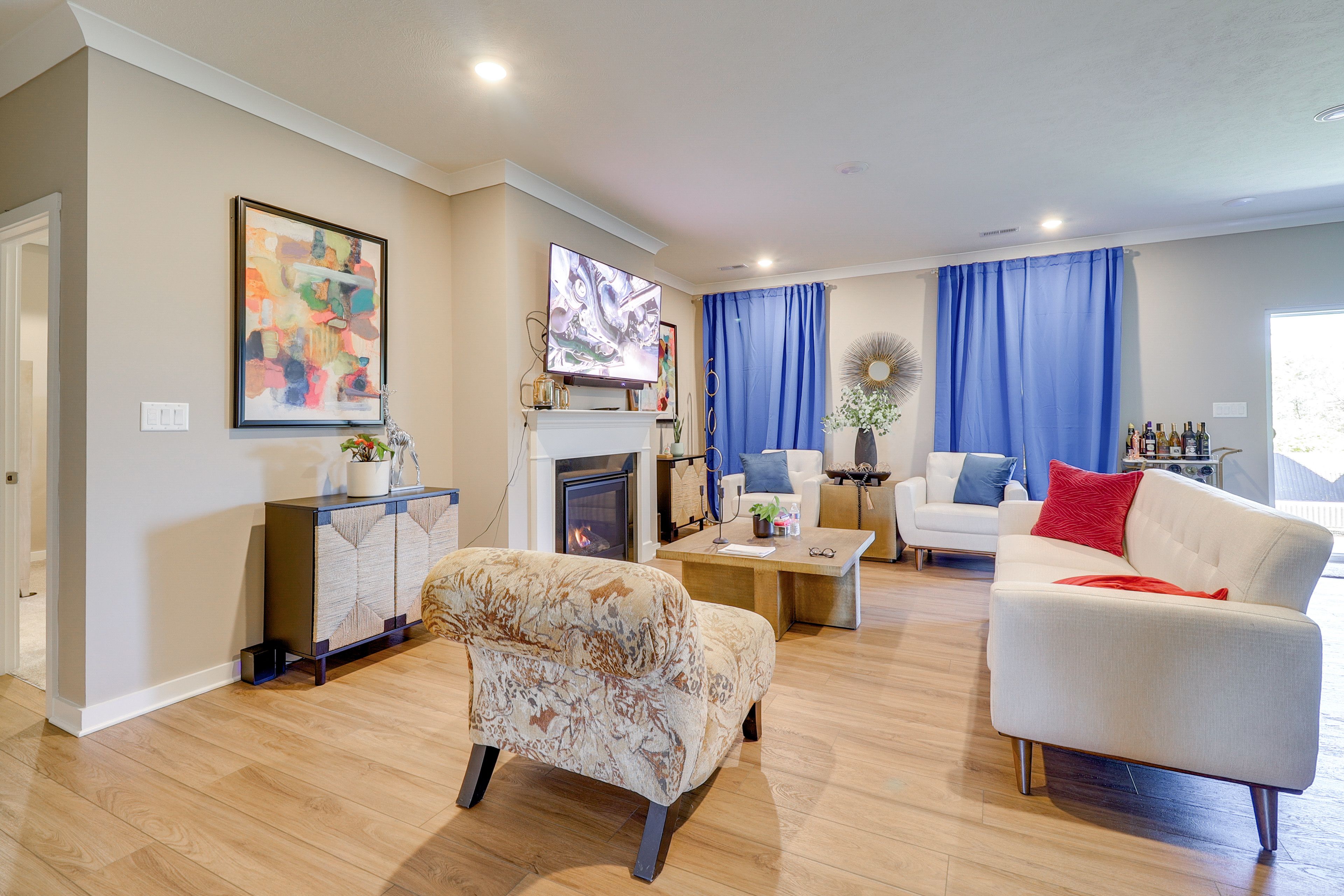 Living Room | Free WiFi | Central Heating & Air Conditioning | Gas Fireplace