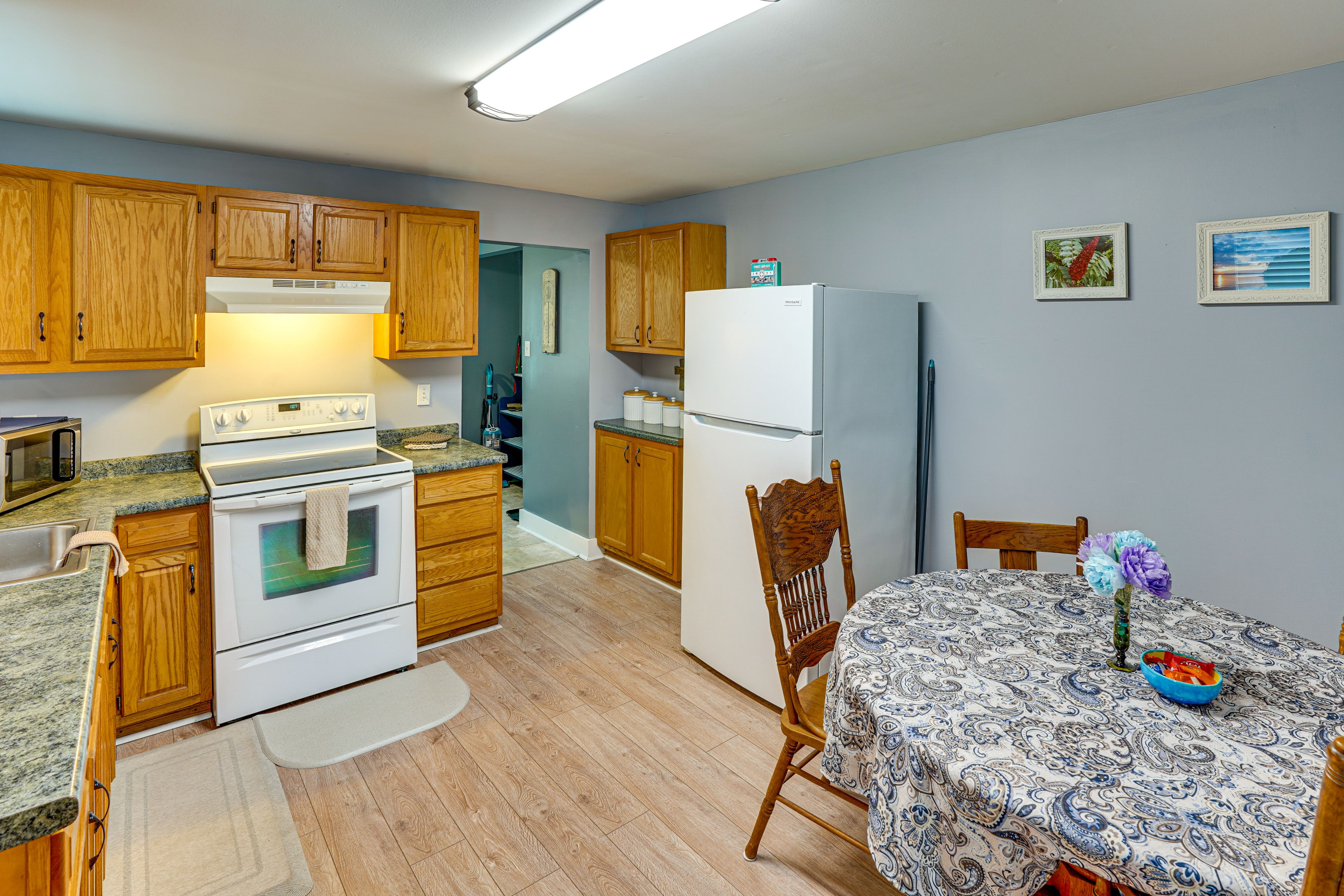 Kitchen | Dining Table | Stove/Oven