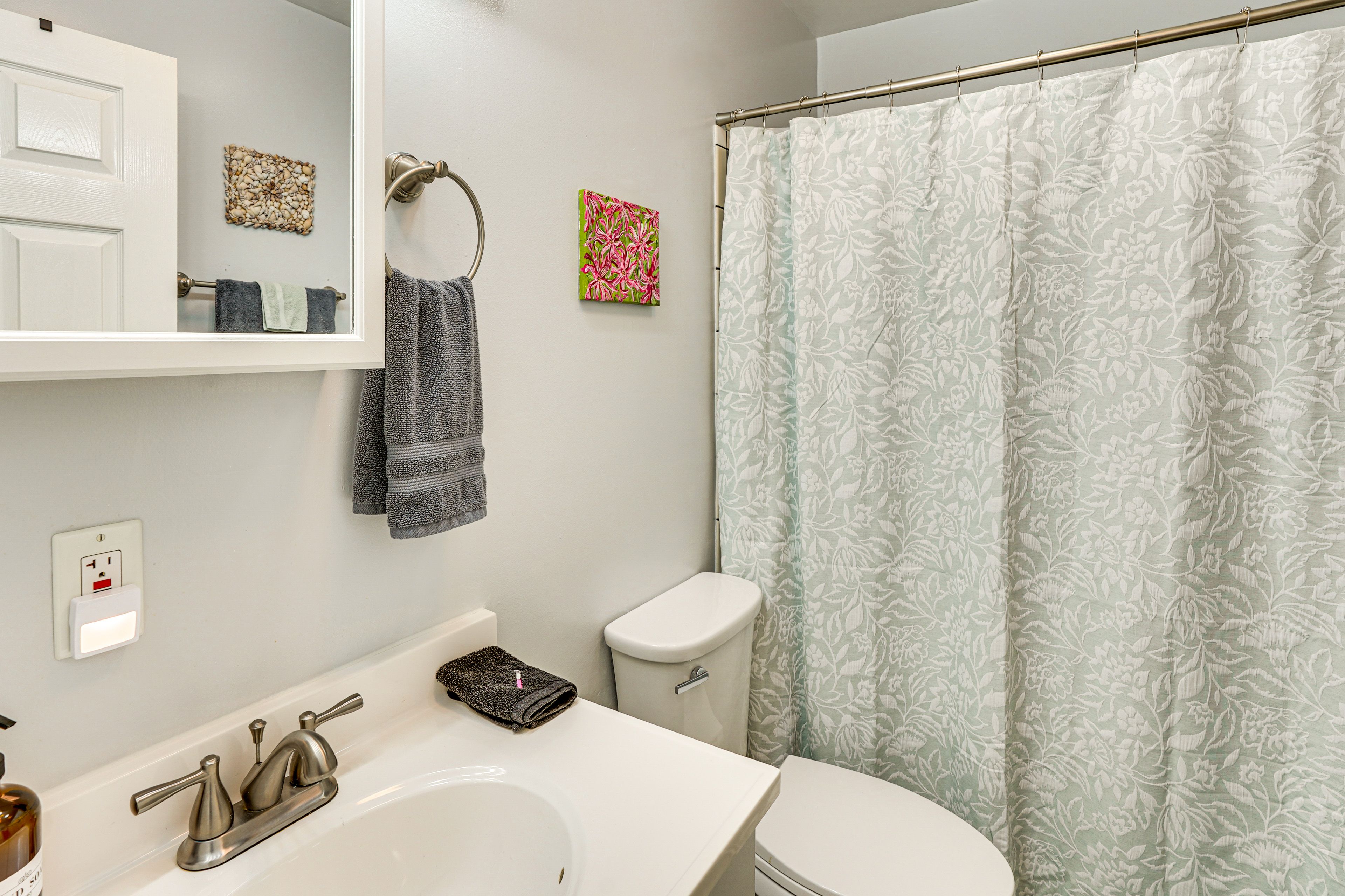 Full Bathroom | Complimentary Toiletries | Towels Provided