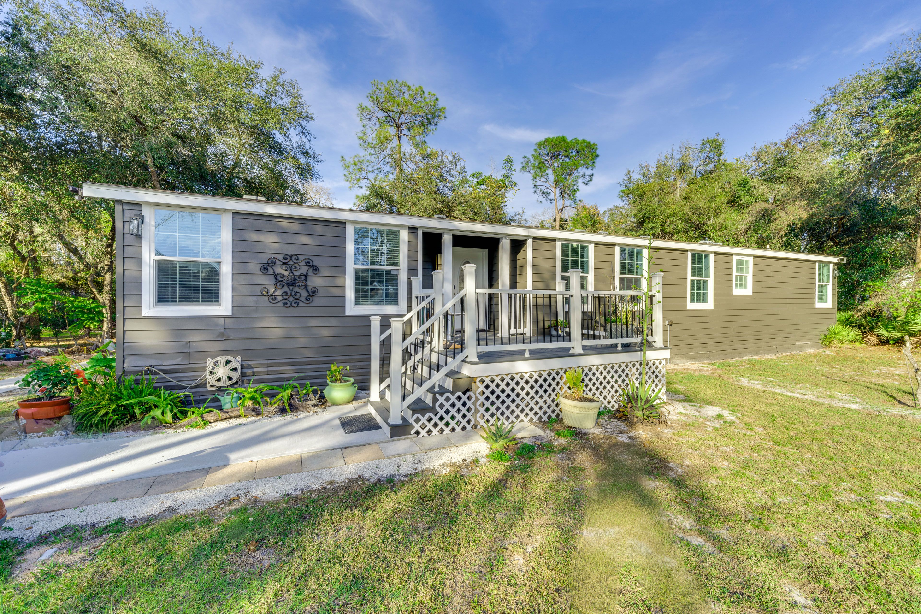 Property Exterior | Driveway (5 Vehicles)