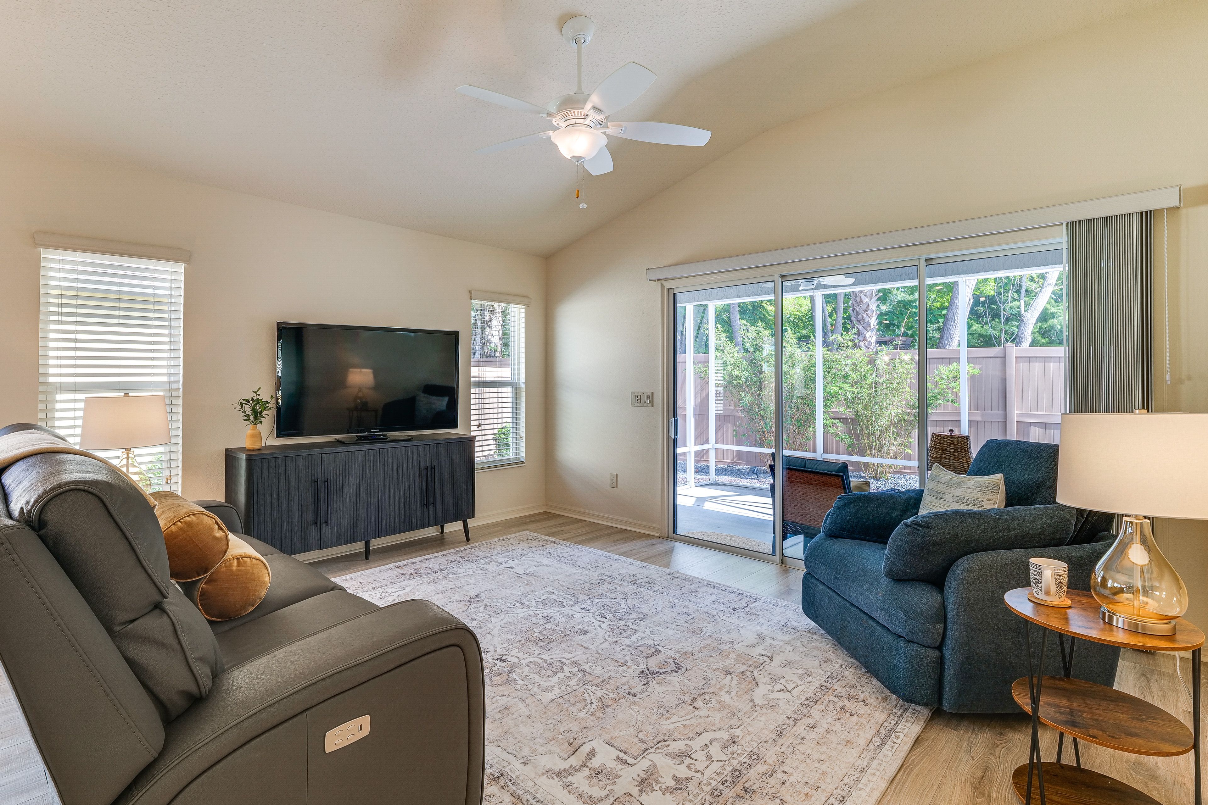 Living Room | Free WiFi | Central A/C & Heating | Smart TV