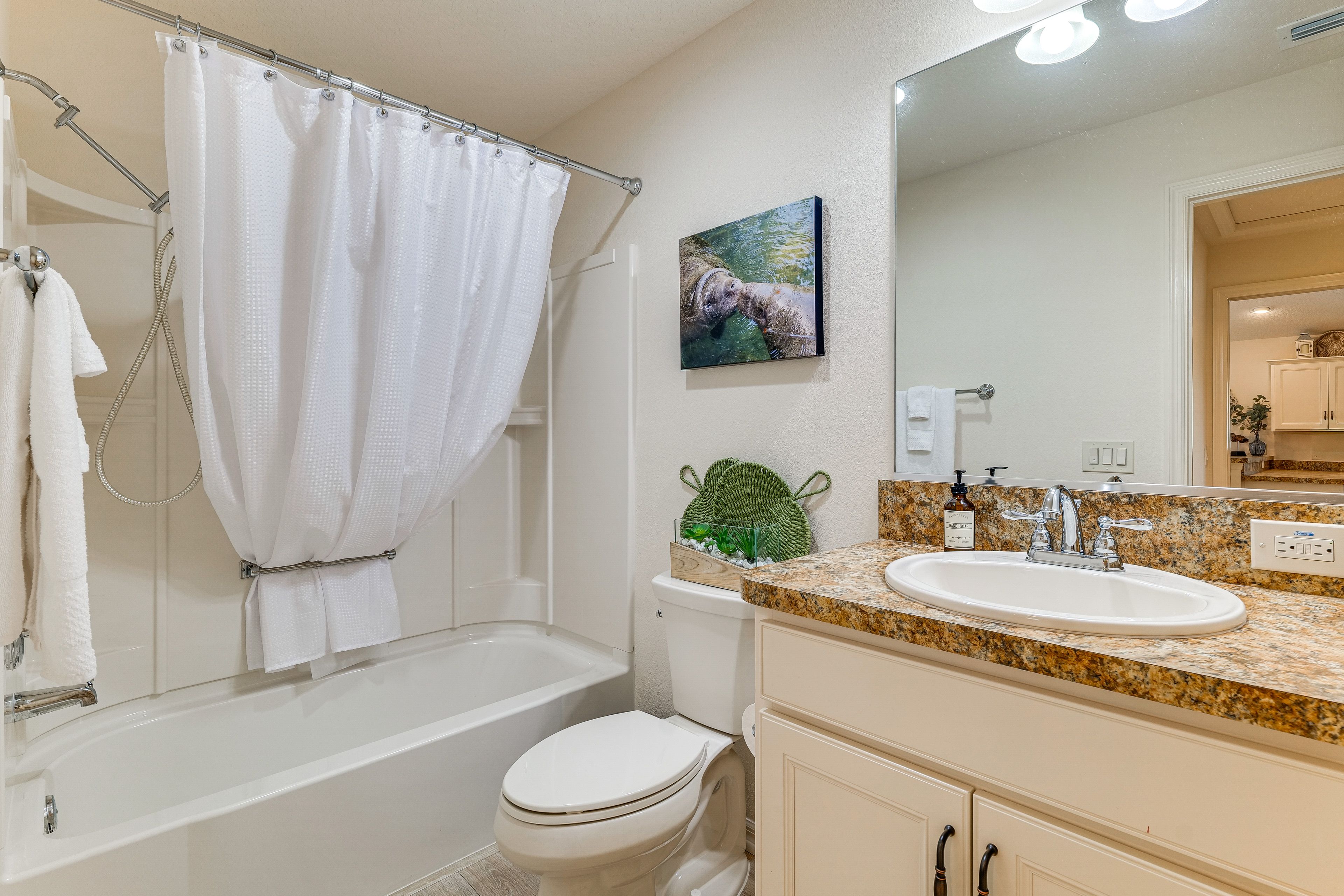 Full Bathroom | Complimentary Toiletries