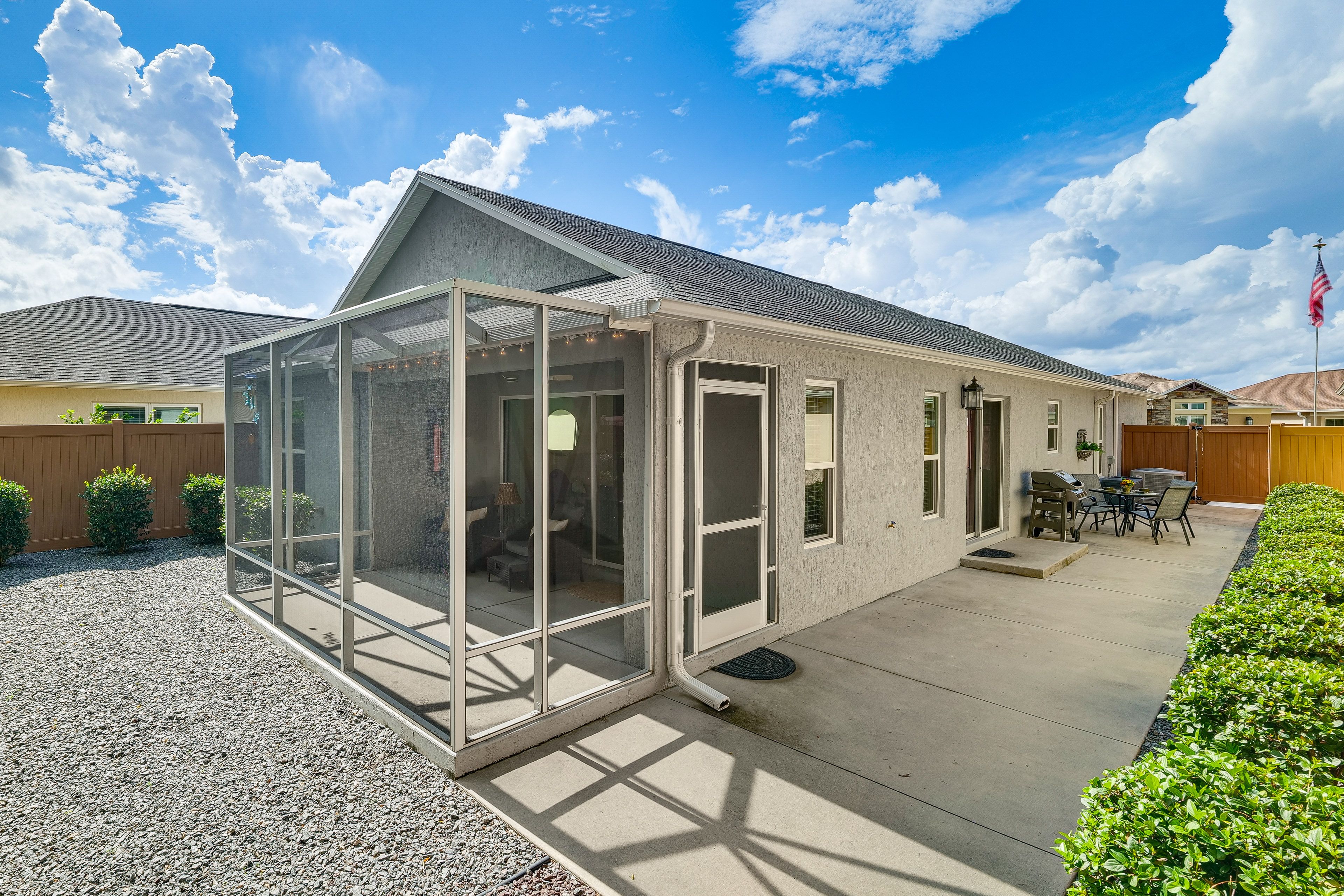 Outdoor Space | Gas Grill | Dining Set