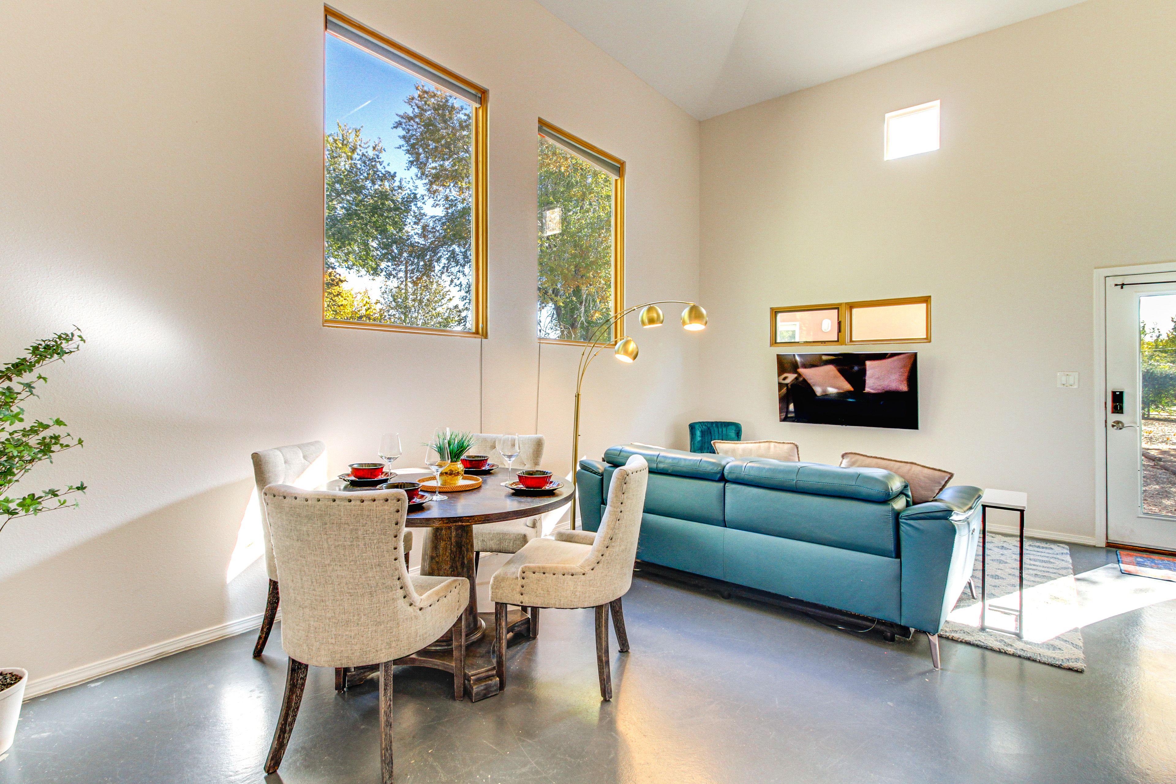 Dining Area | Dishware/Flatware Provided | 1st Floor