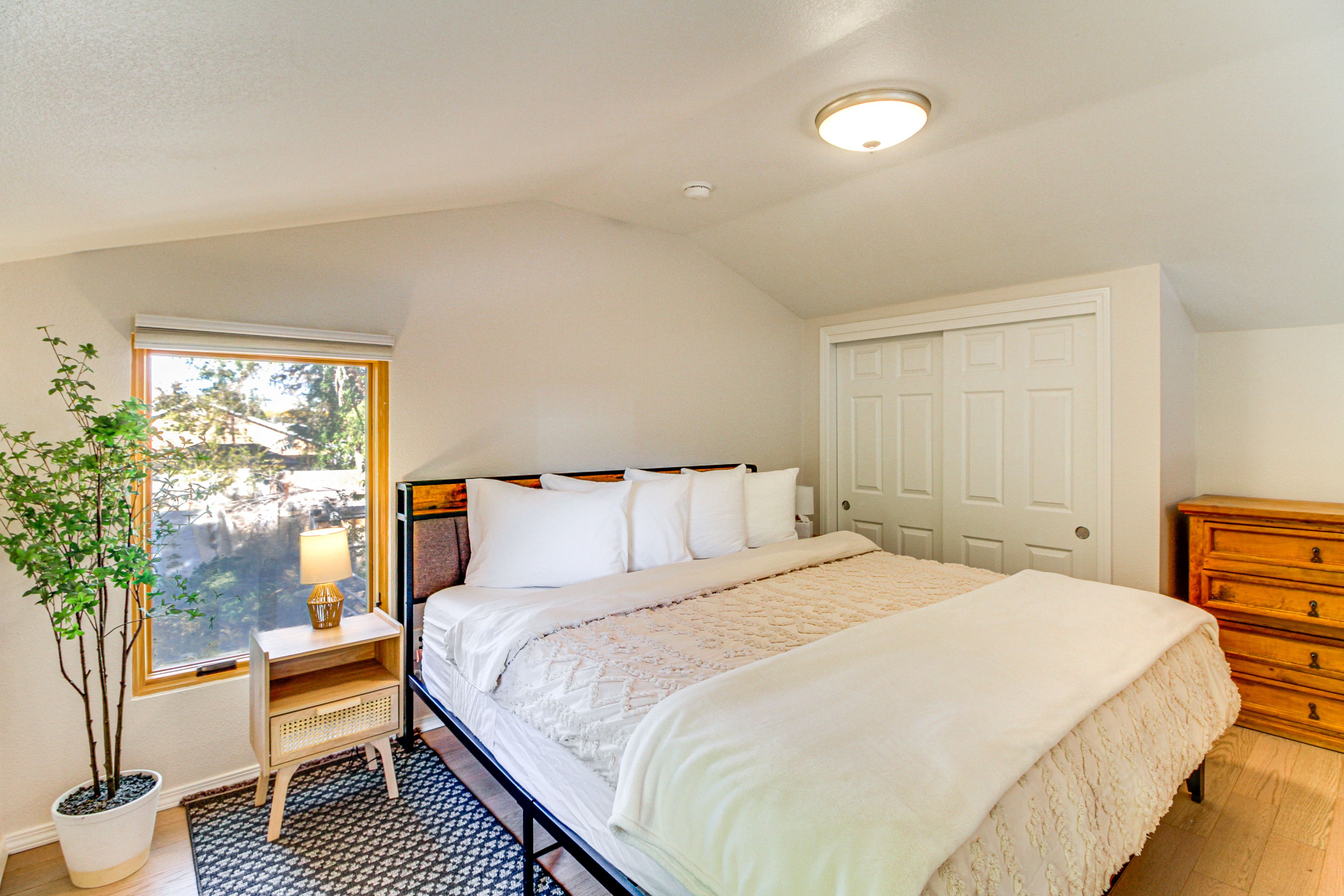 Bedroom (Loft) | King Bed | 2nd Floor