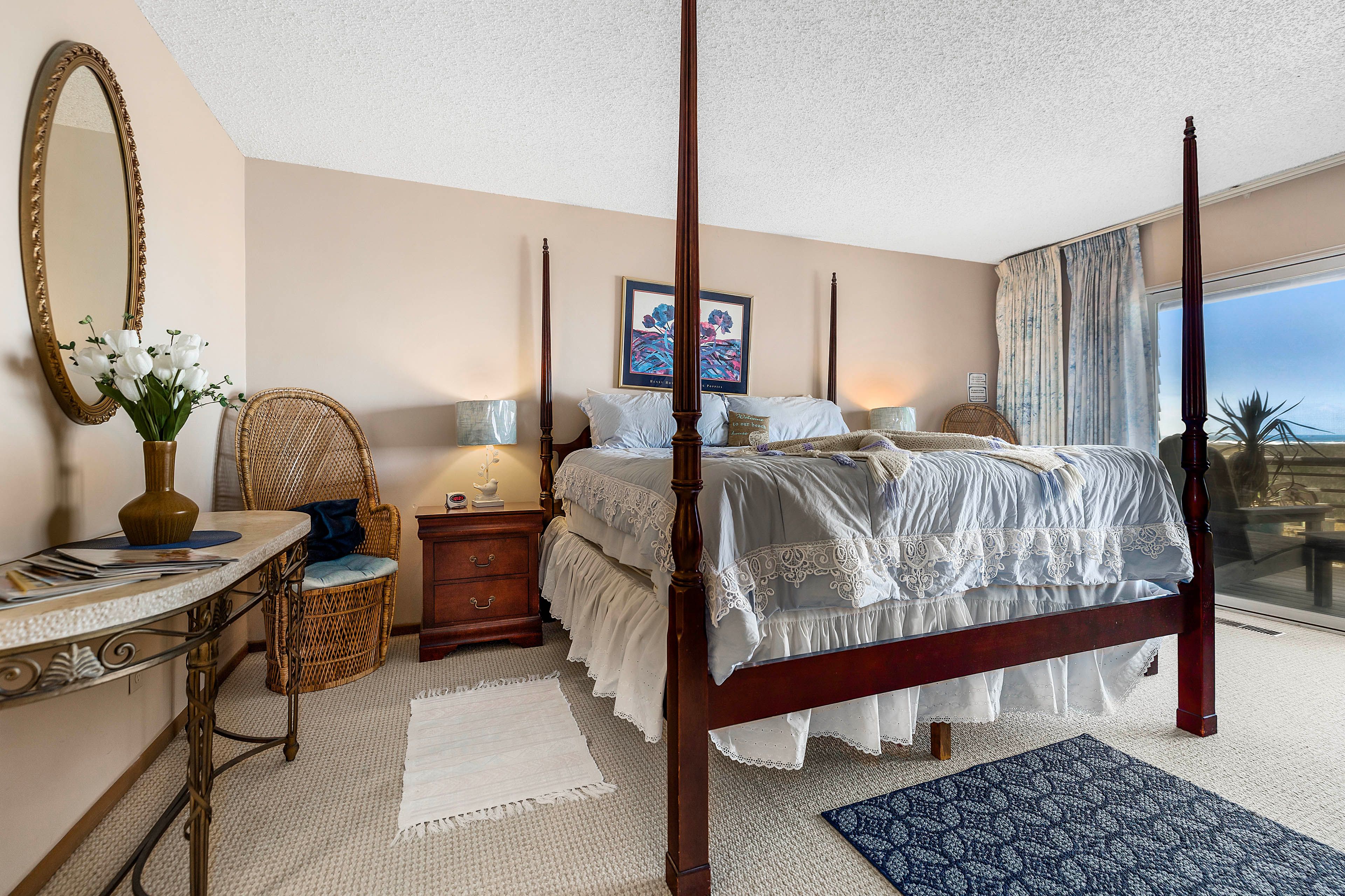 Bedroom 1 | King Bed | Walk-In Closet | 1st Floor