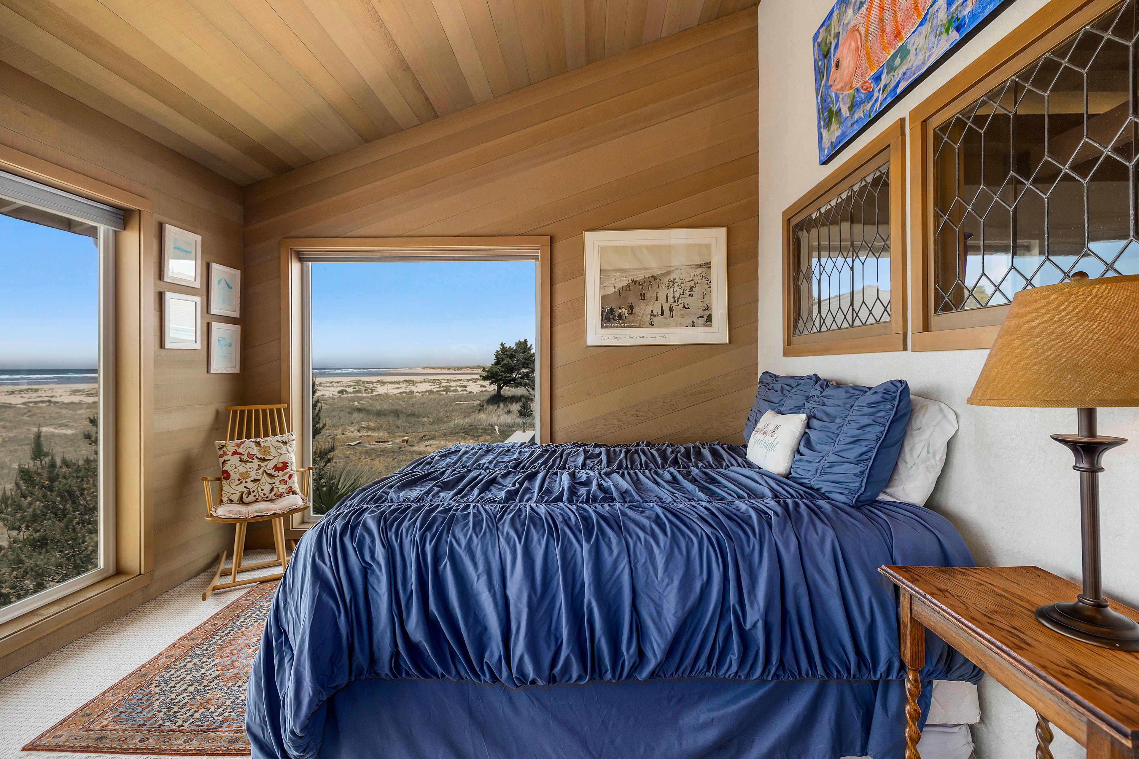 Loft | Queen Bed | 2nd Floor