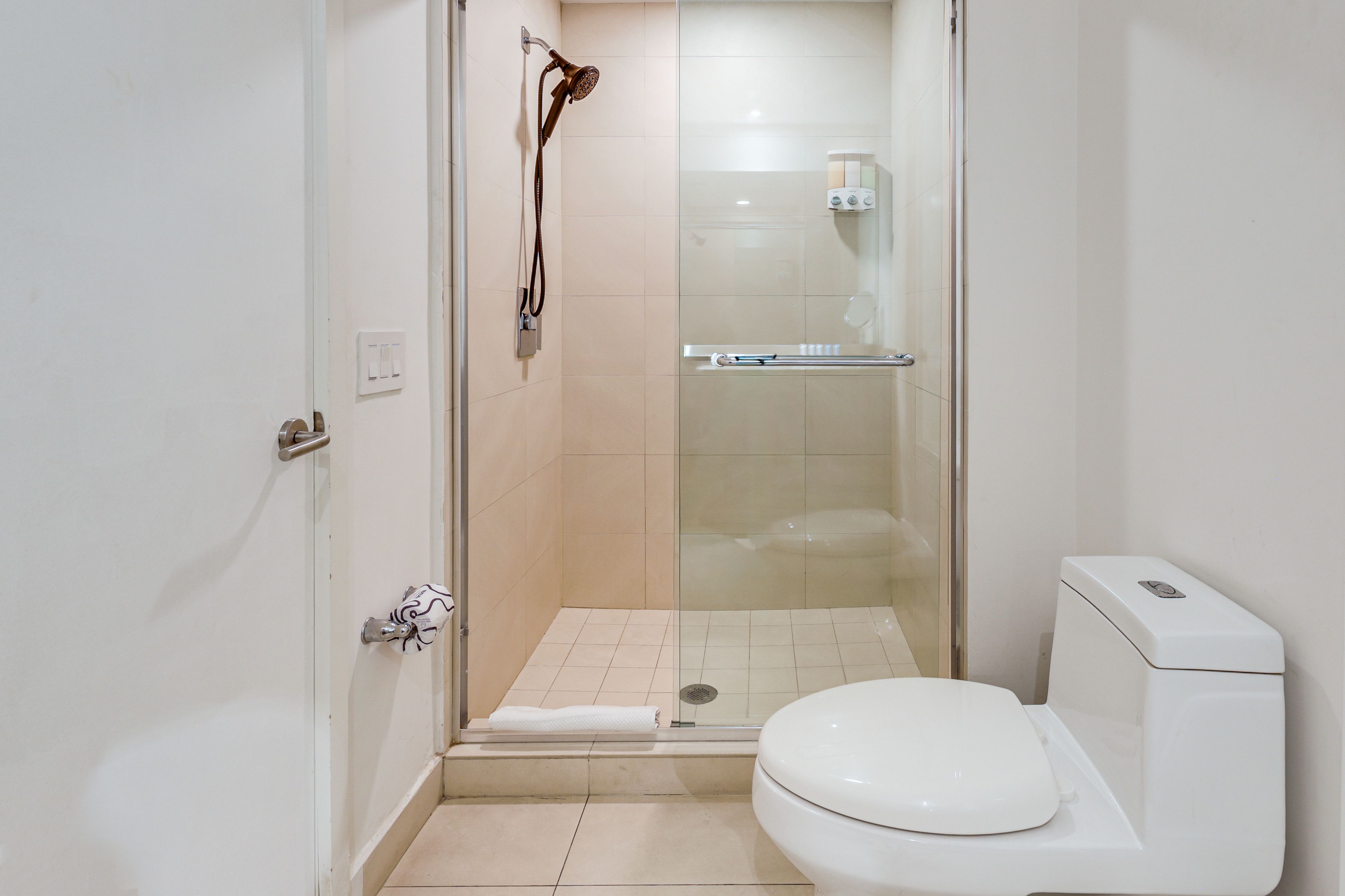Full Bathroom | Complimentary Toiletries | Hair Dryer