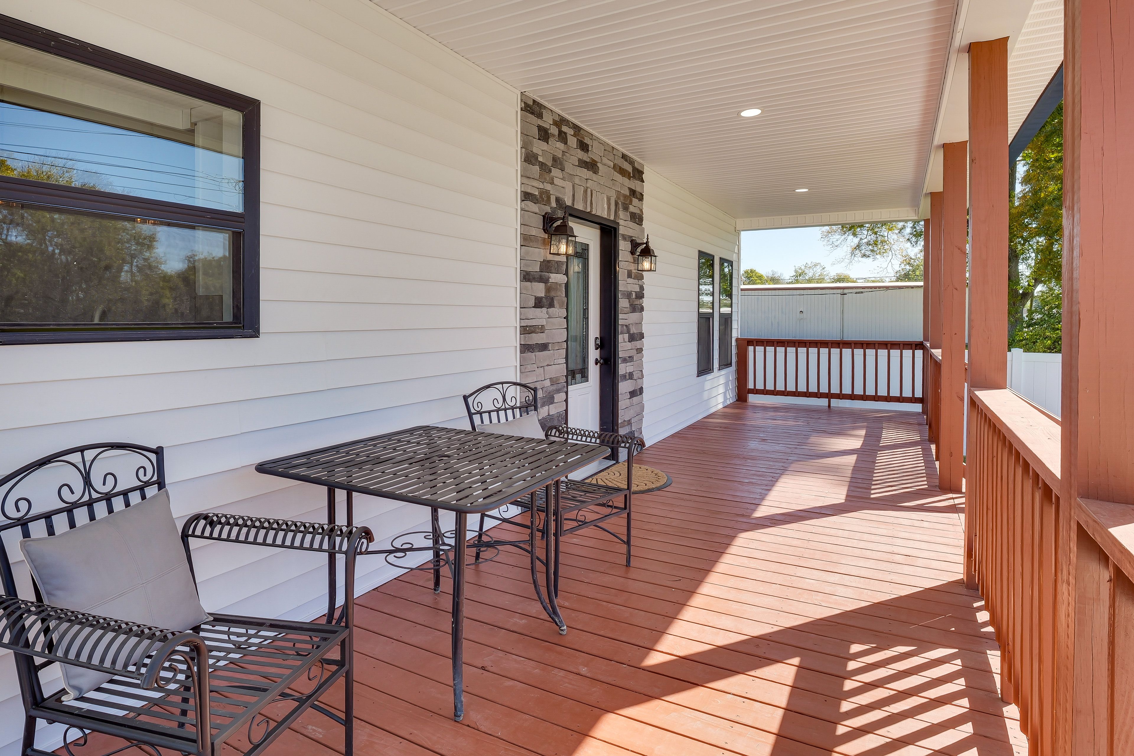 Covered Porch | Dining Space